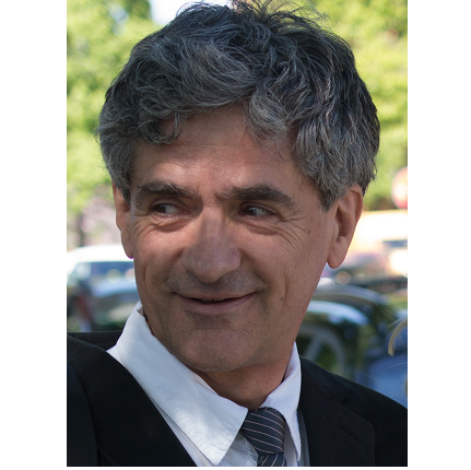 Palmowski im Anzug und mit Krawatte im Freien