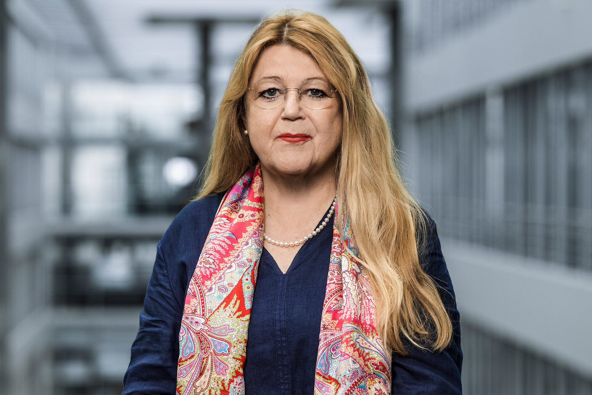 Portrait von Bartels mit buntem Schal und Perlenkette