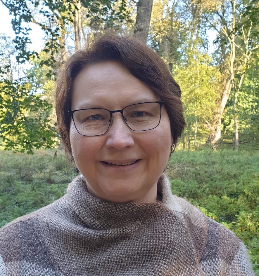 Porträt von Winkmüller im Wald mit herbstlicher Natur im Hintergrund