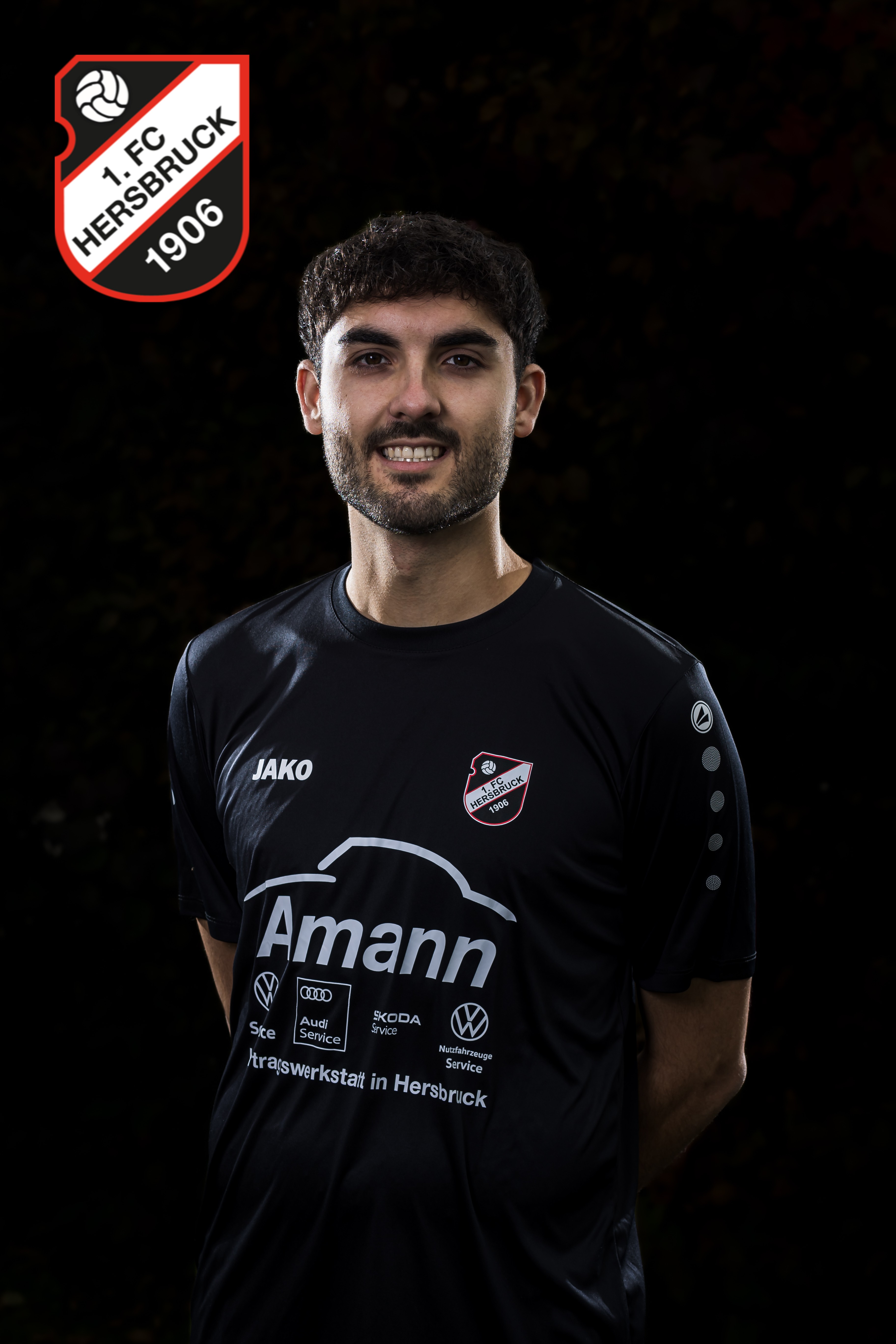 Fußballspieler des SC Hersbruck 1906 mit Jako Trikot und Amann Autohaus Werbung