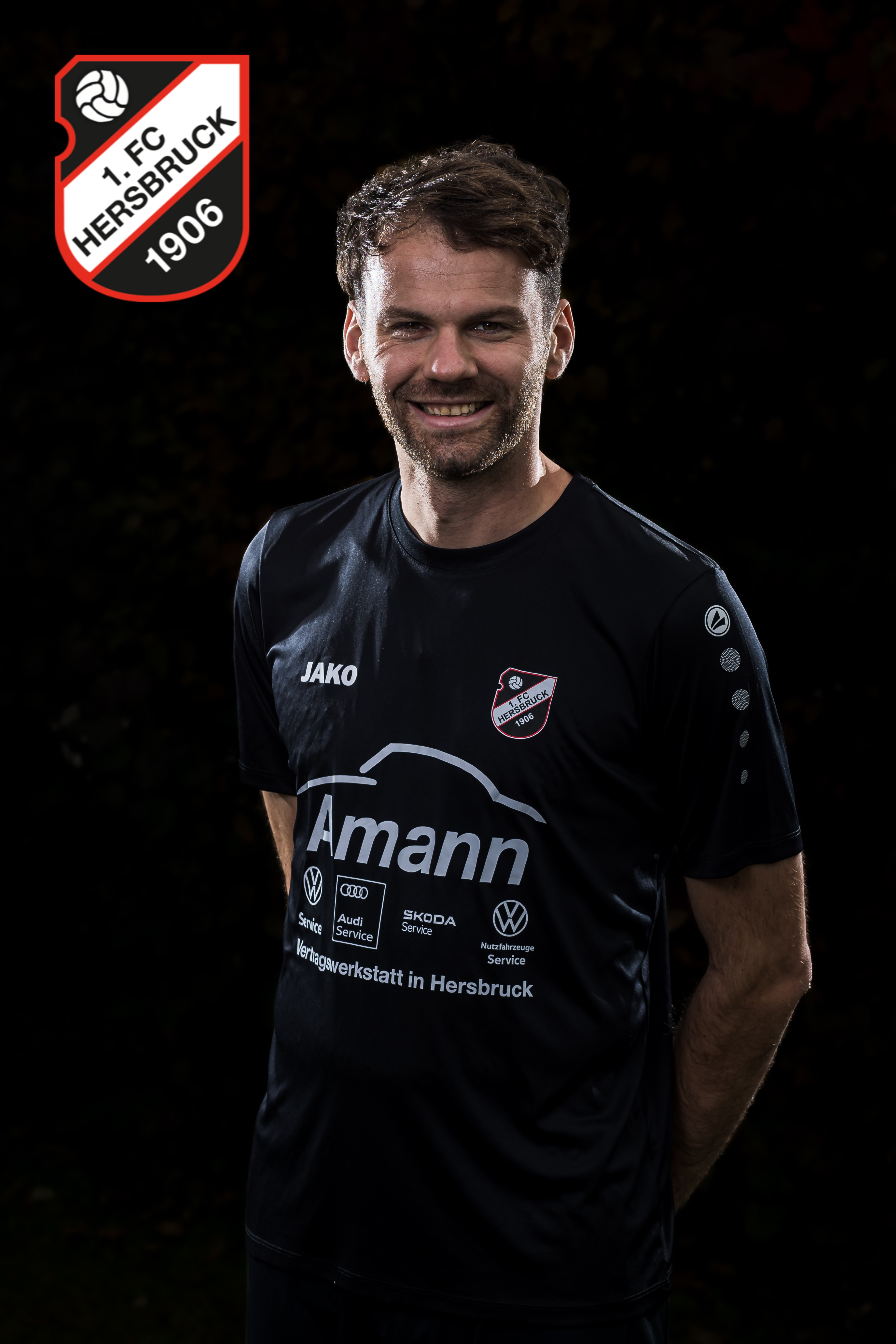 Trikot des 1. FC Hersbruck 1906 mit Amann Werbung, JAKO, Audi, Skoda und VW Service