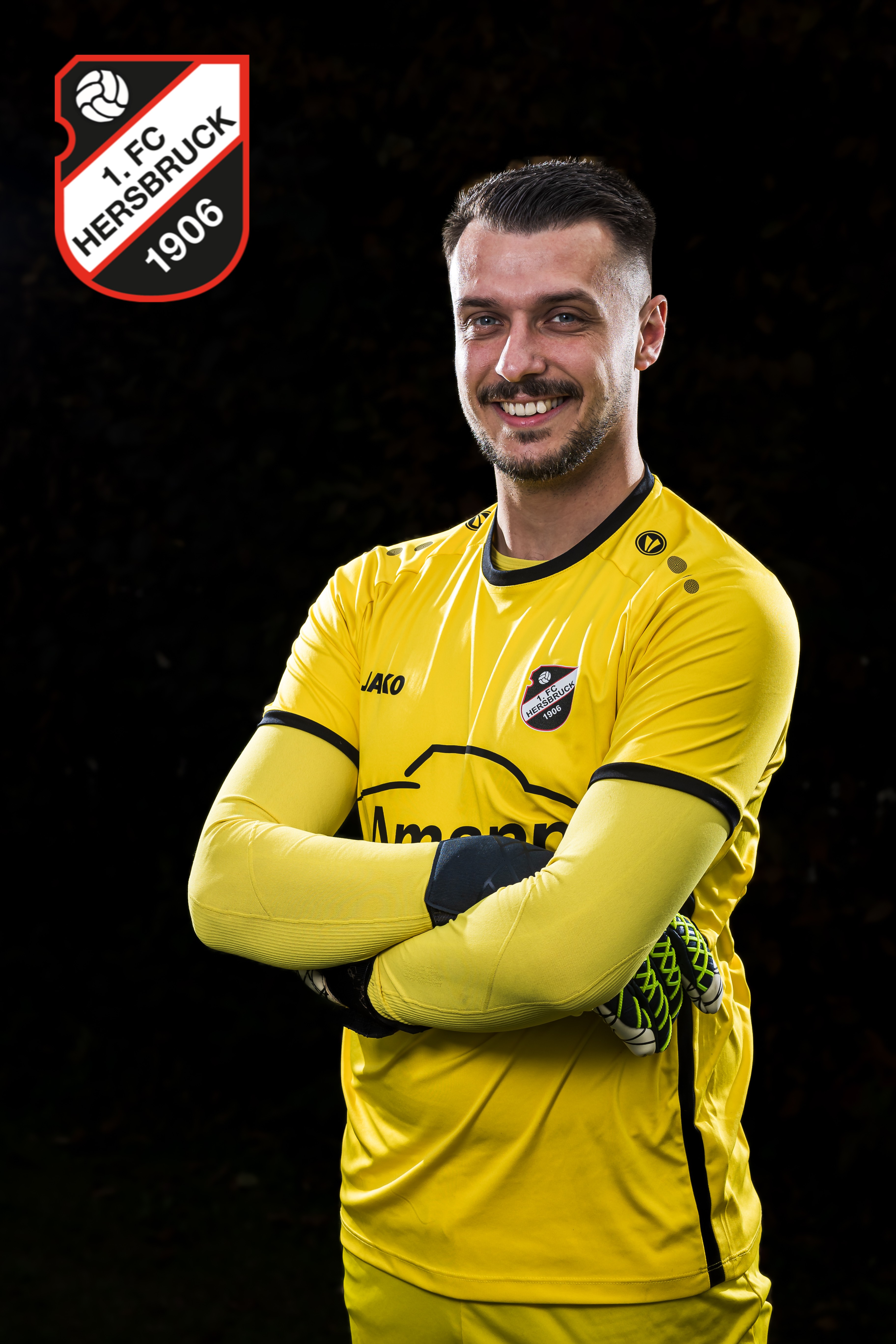 Torwart des Heidenauer Sportvereins 1906 in gelbem Trikot von Jako mit verschränkten Armen