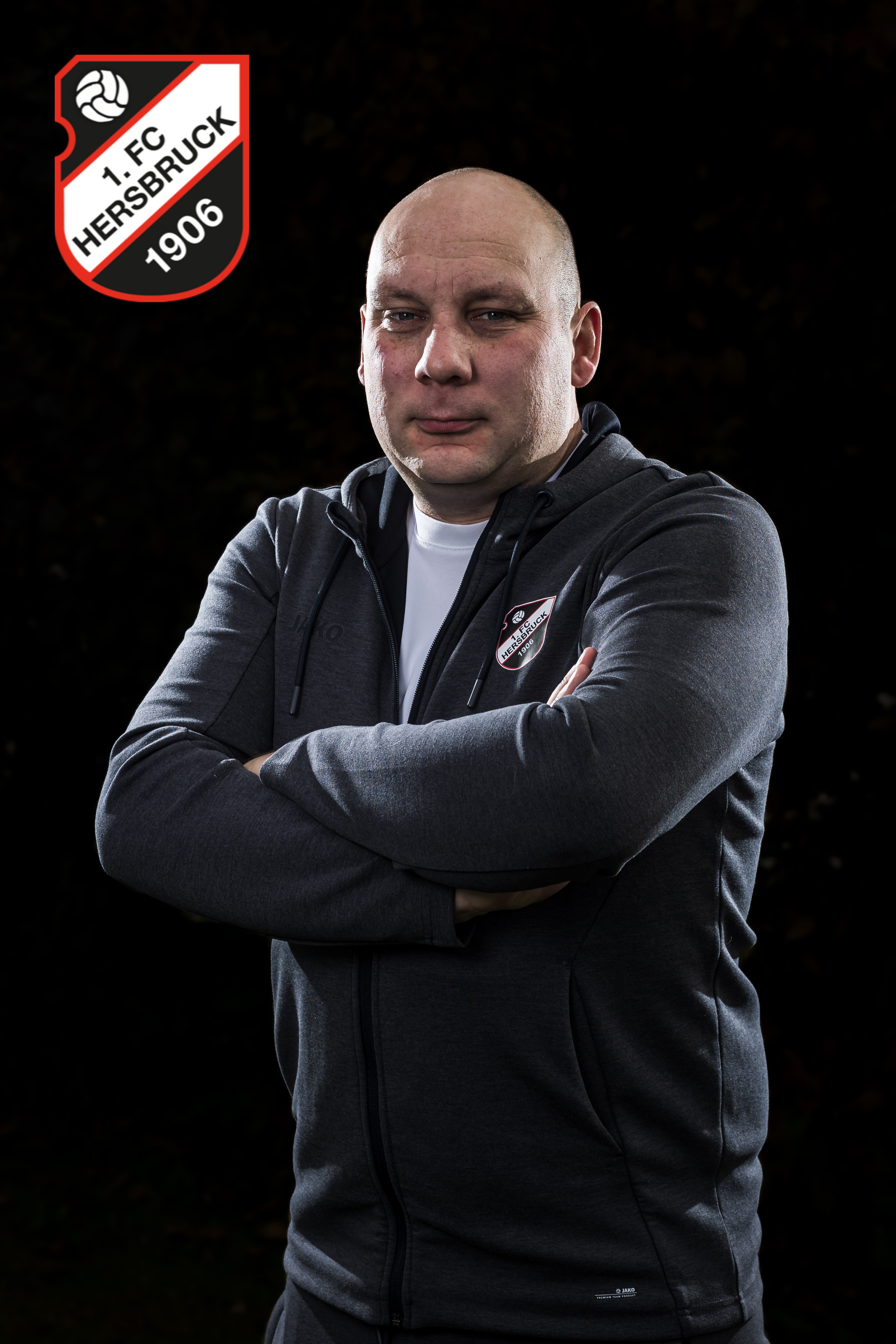 Person mit Hoodie des Vereins Heider SV 1906 mit verschränkten Armen