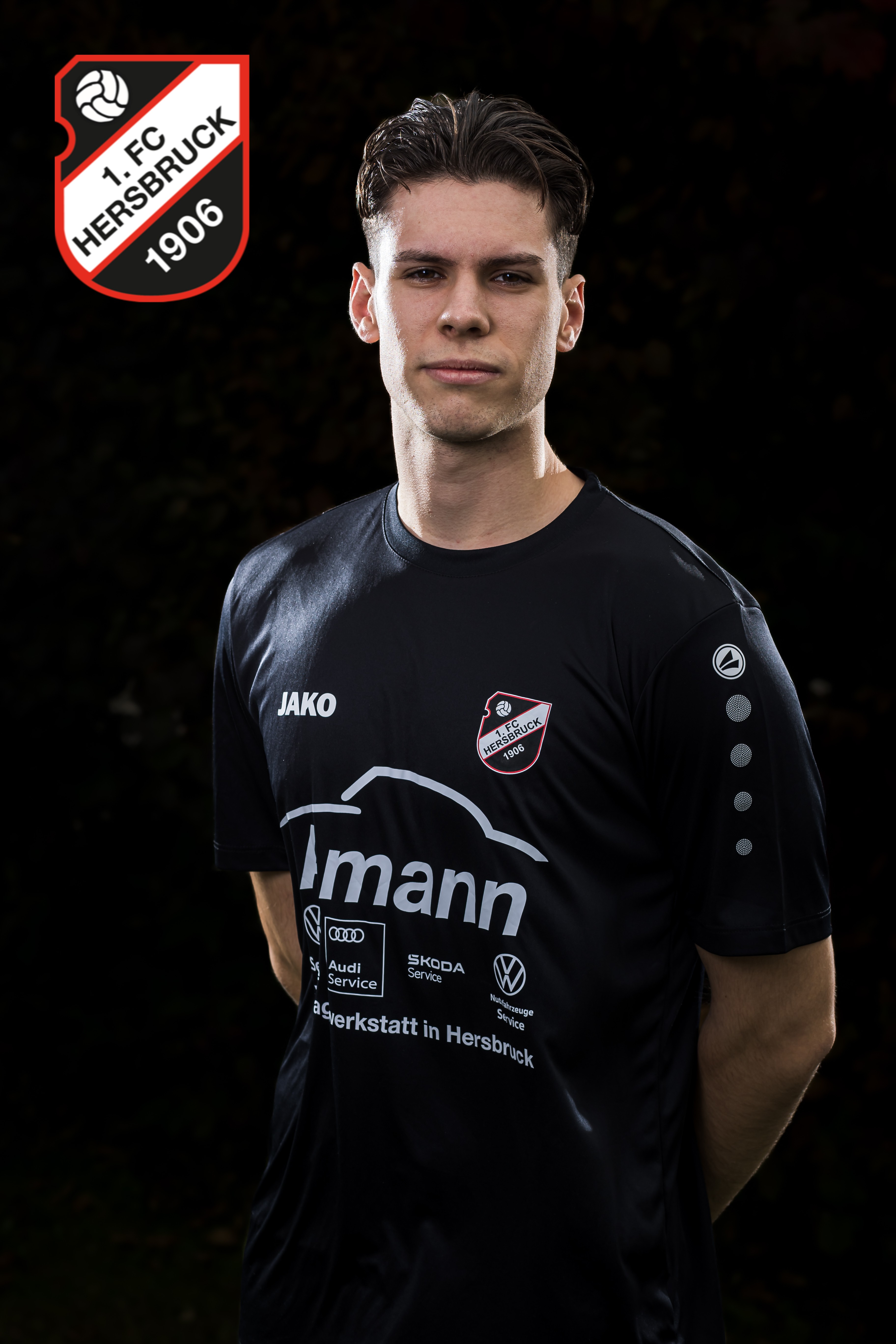 Fußballspieler im Trikot des 1. FC Hersbruck 1906 mit Sponsorenlogo Amann und Jako