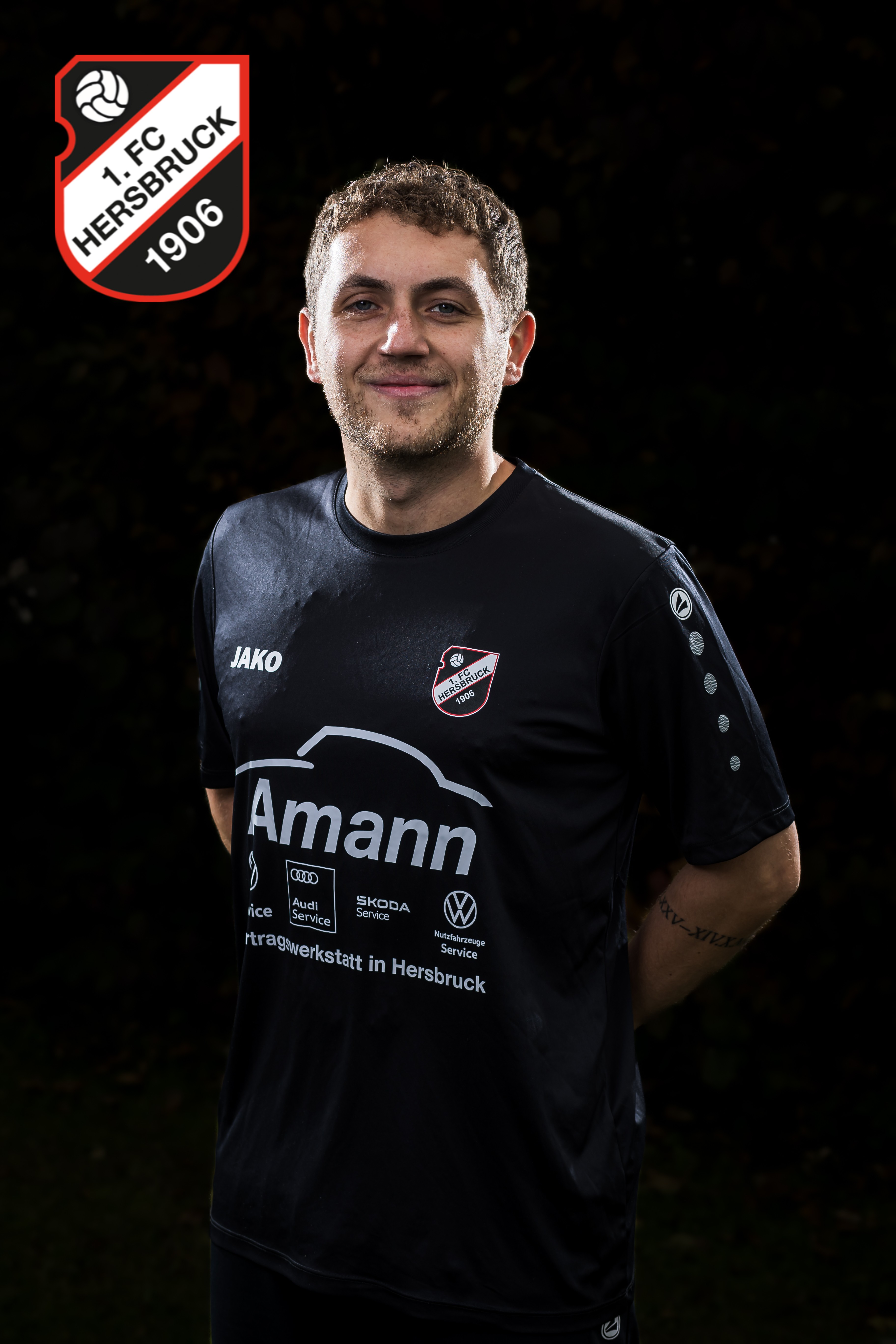 Spieler des 1. FC Hersbruck 1908 mit JAKO-Trikot und Amann-Werbung