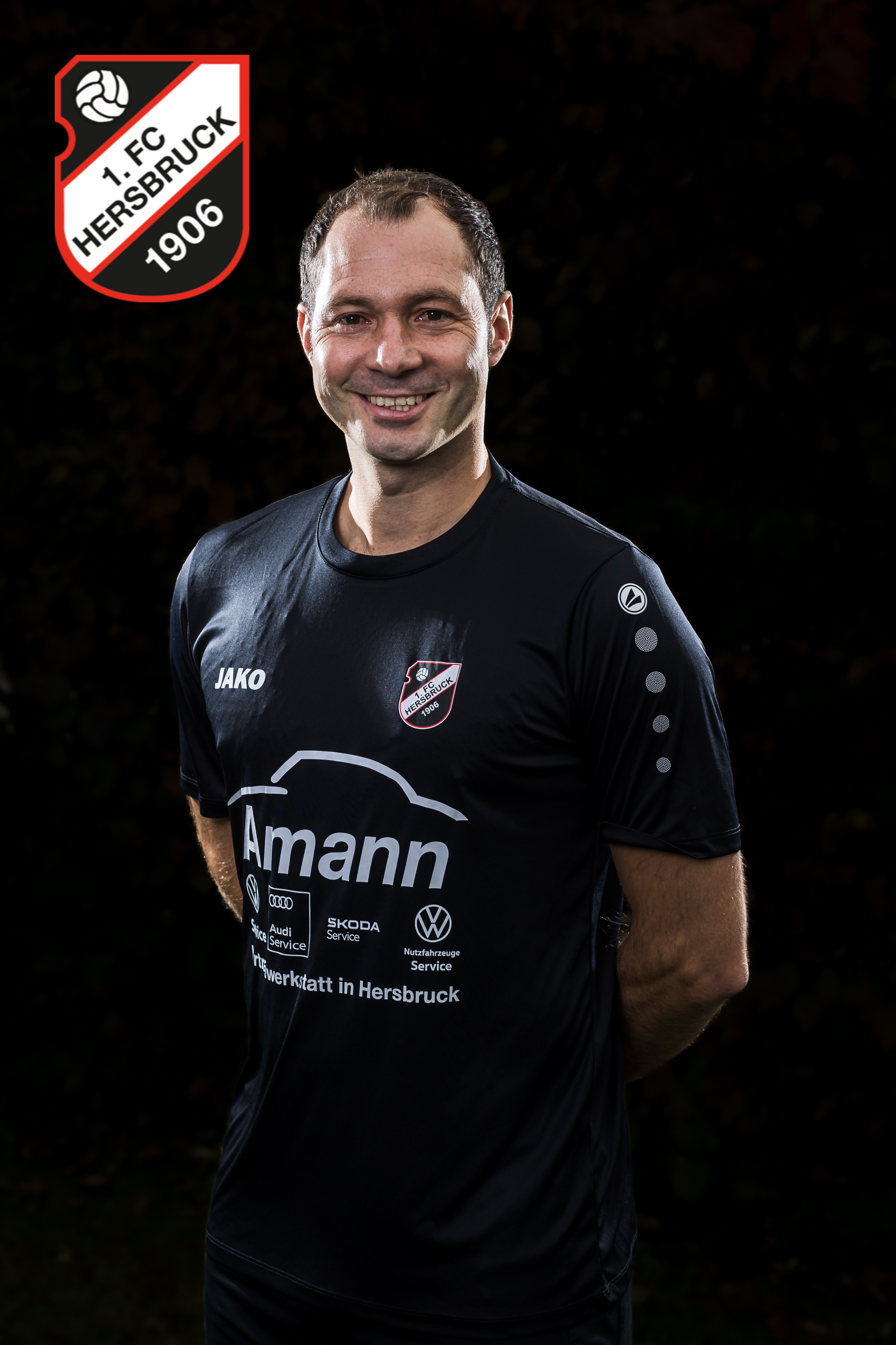 Fußballspieler des 1. FC Hersbruck 1906 im schwarzen Trikot mit Amann-Werbung