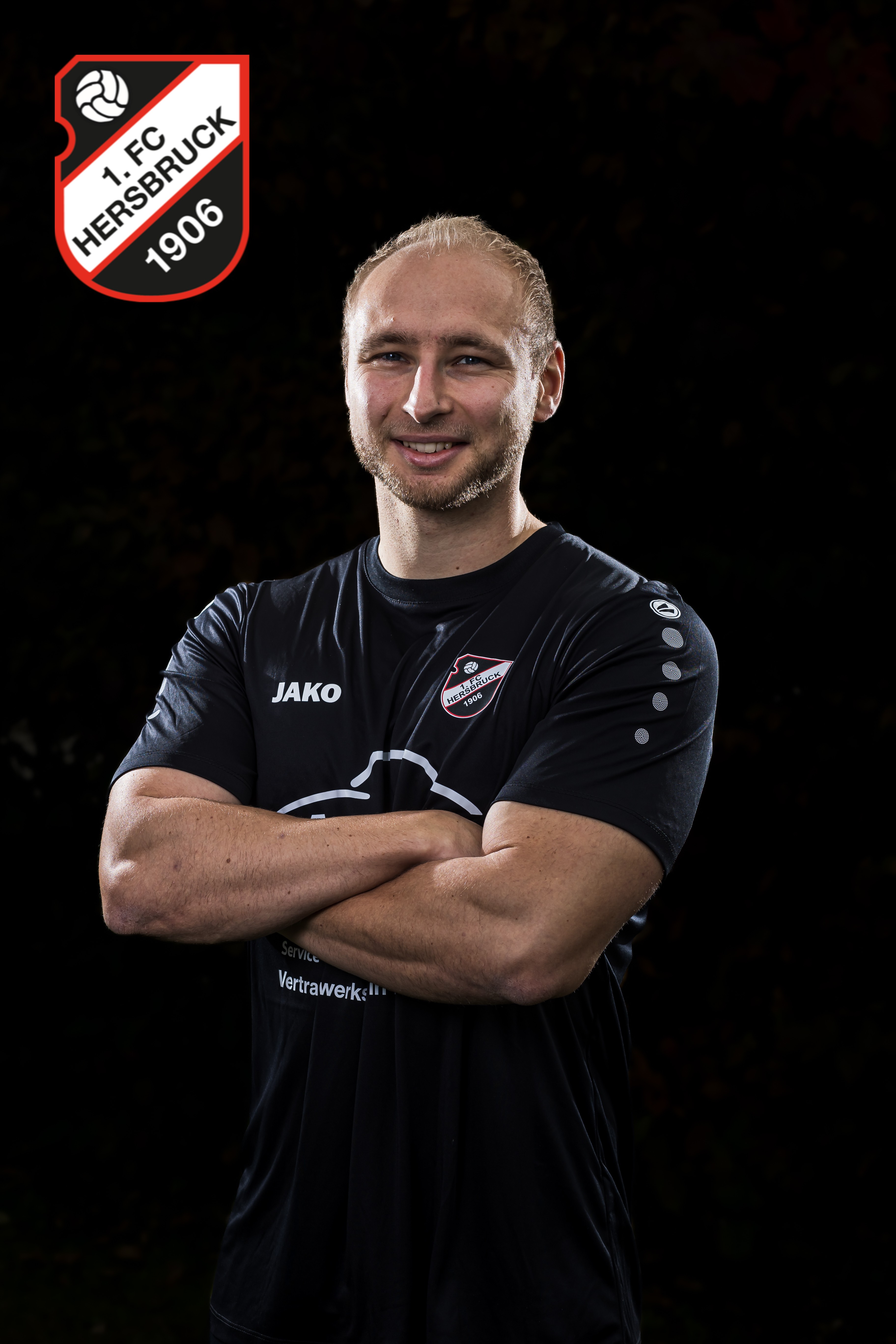 Spieler des Heeslinger SC 1906 im JAKO-Trikot mit verschränkten Armen