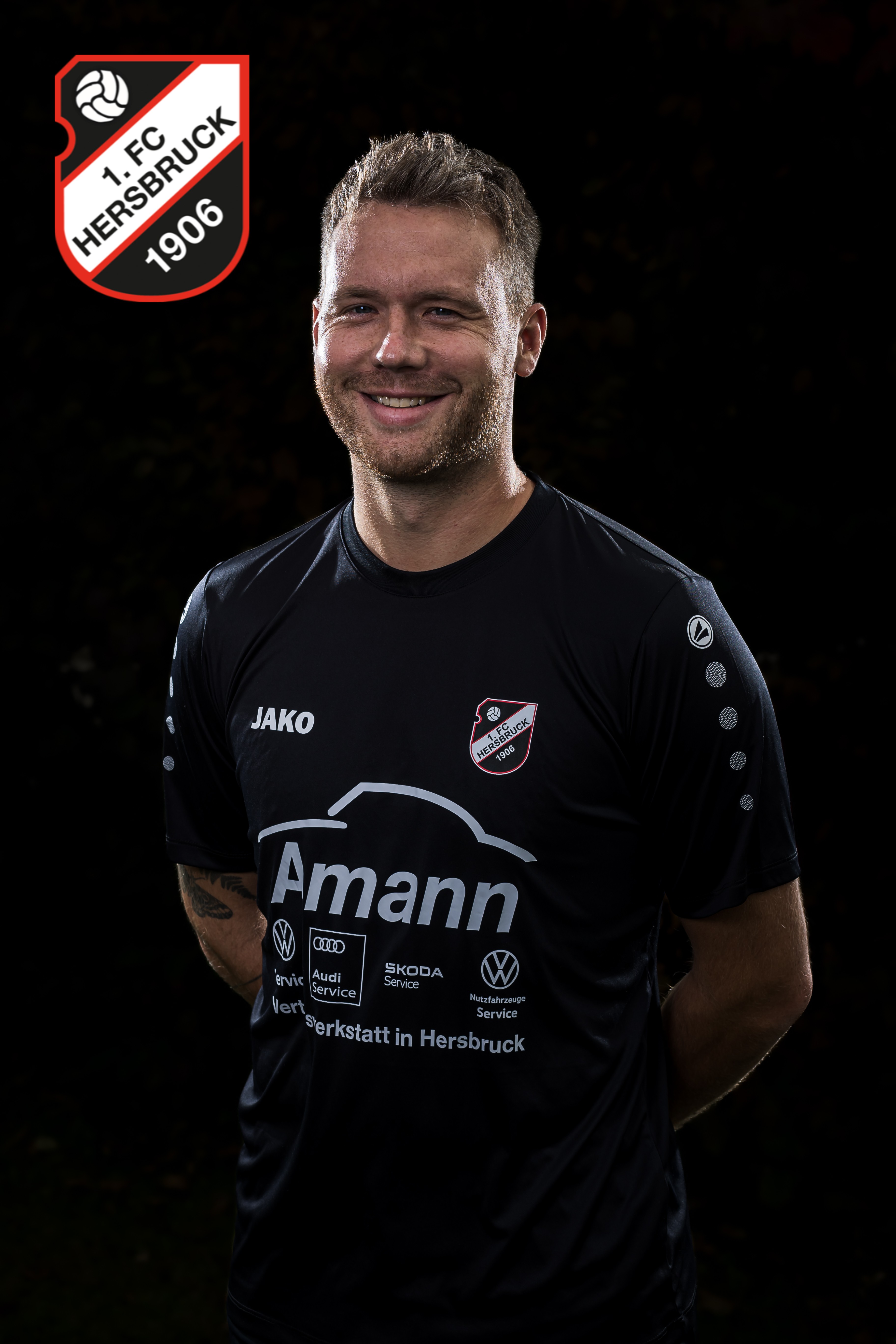 Spieler des 1. FC Hersbruck 1908 im JAKO-Trikot mit Amann-Werbung