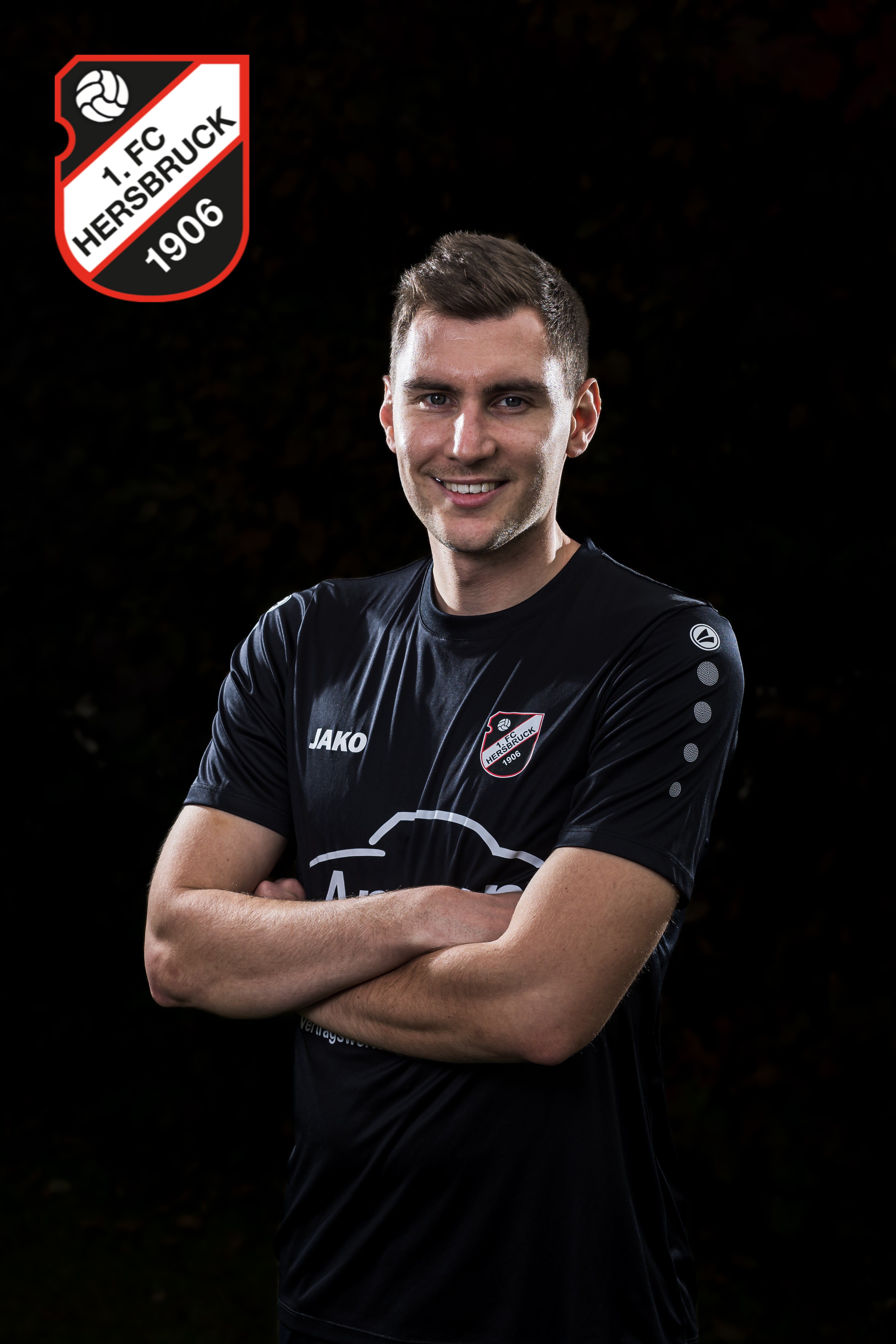 Fußballspieler des SV Heimstetten 1906 im schwarzen Jako-Trikot mit verschränkten Armen