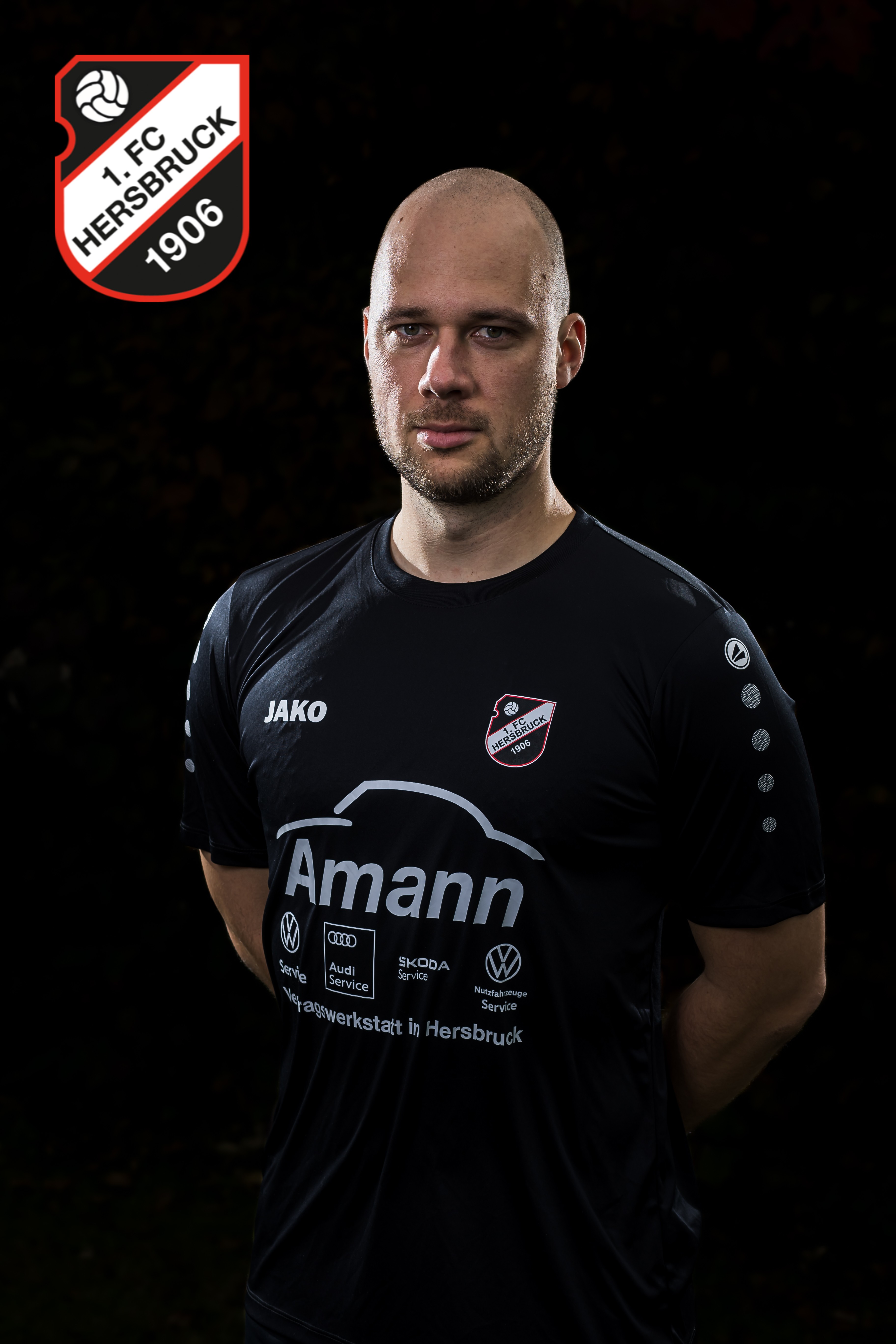 Spieler des 1. FC Hersbruck 1906 mit schwarzem JAKO-Trikot und Amann-Werbung