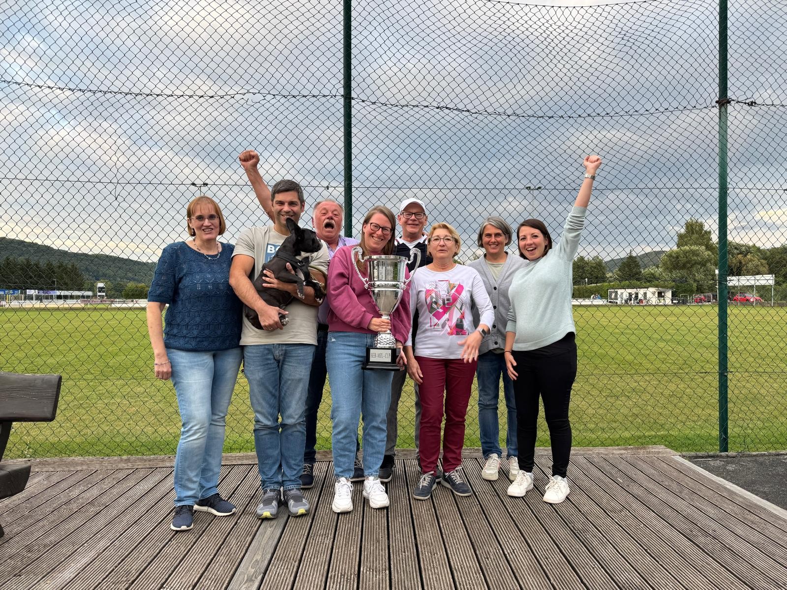 Siegerteam des HEB Mix Cup 2025 mit Pokal auf dem Sportplatz