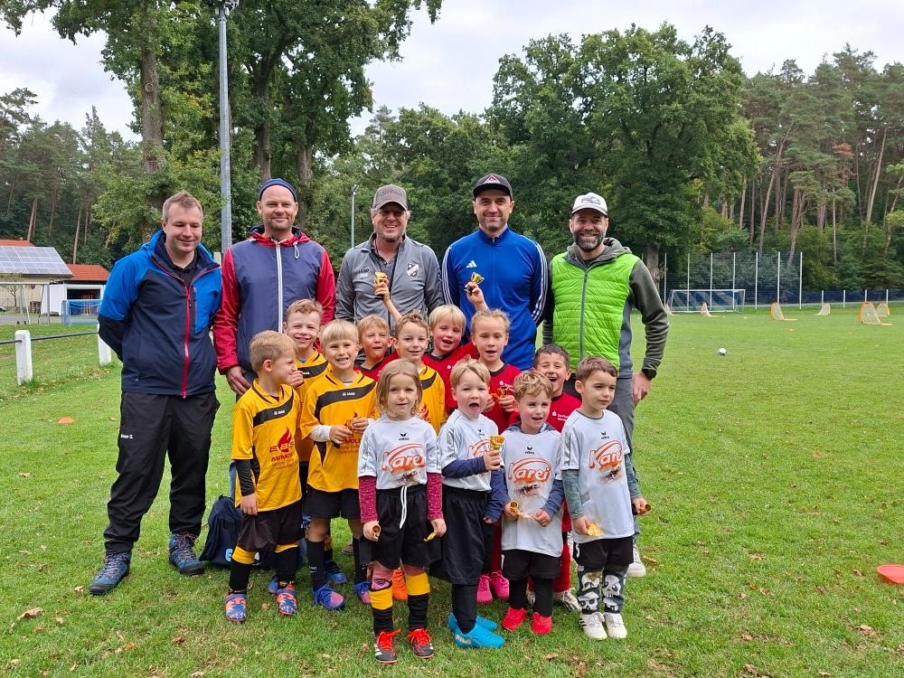 Kinderfußballmannschaft mit Trainern auf dem Sportplatz am 28.09.2025