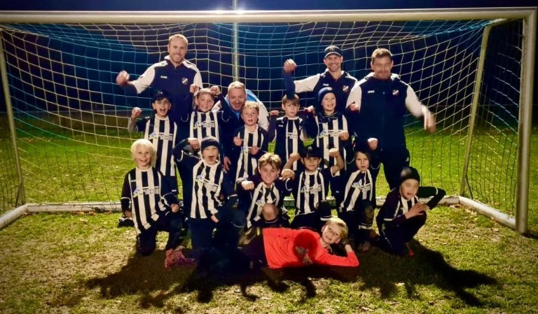 E2-Jugend Fußballmannschaft – Mannschaftsfoto auf dem Sportplatz E2-Jugend Fußballmannschaft beim Mannschaftsfoto vor dem Tor auf dem Sportplatz