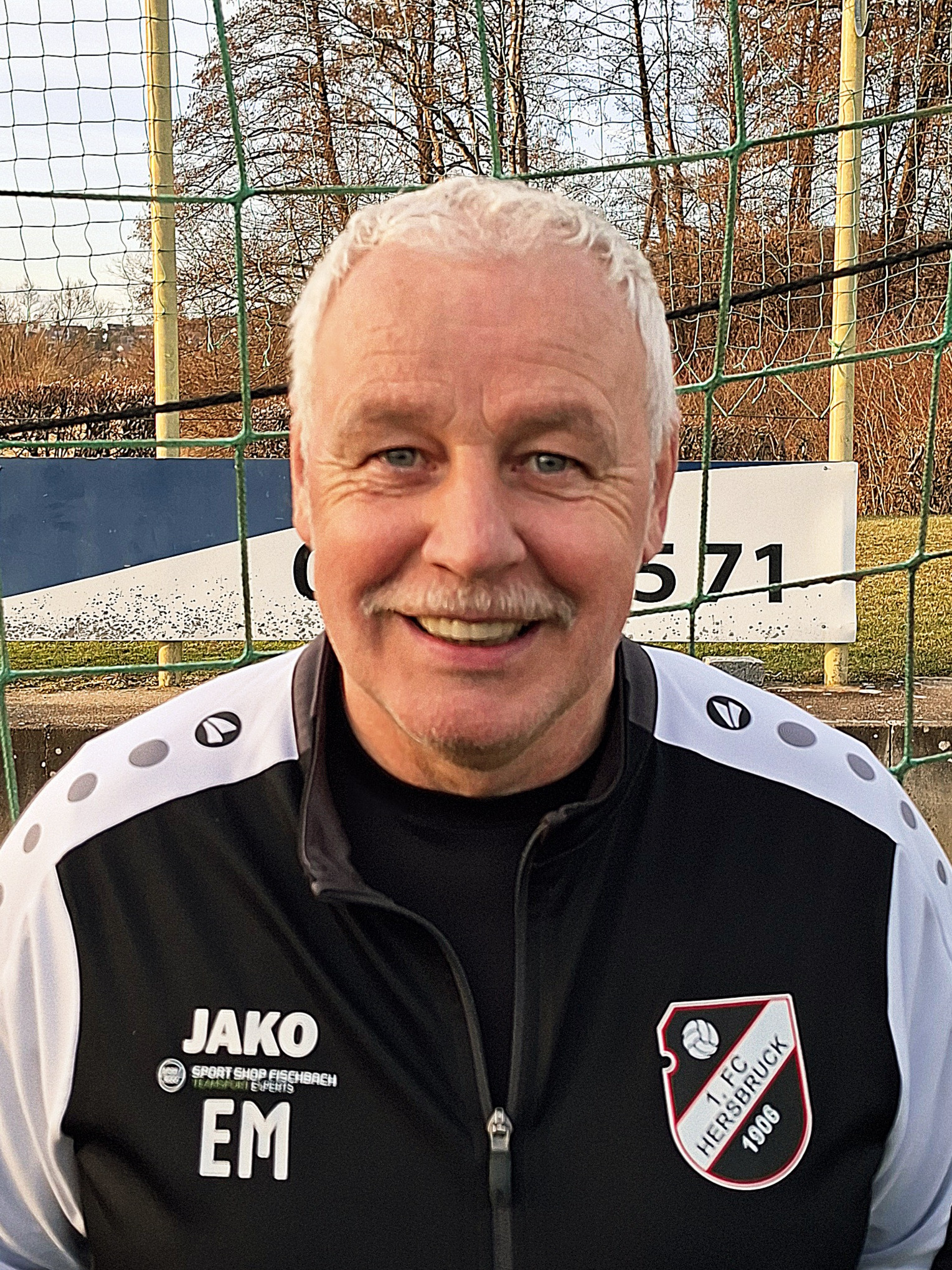 Trainer des 1. FC Eschenau am Sportplatz mit JAKO Trainingsjacke