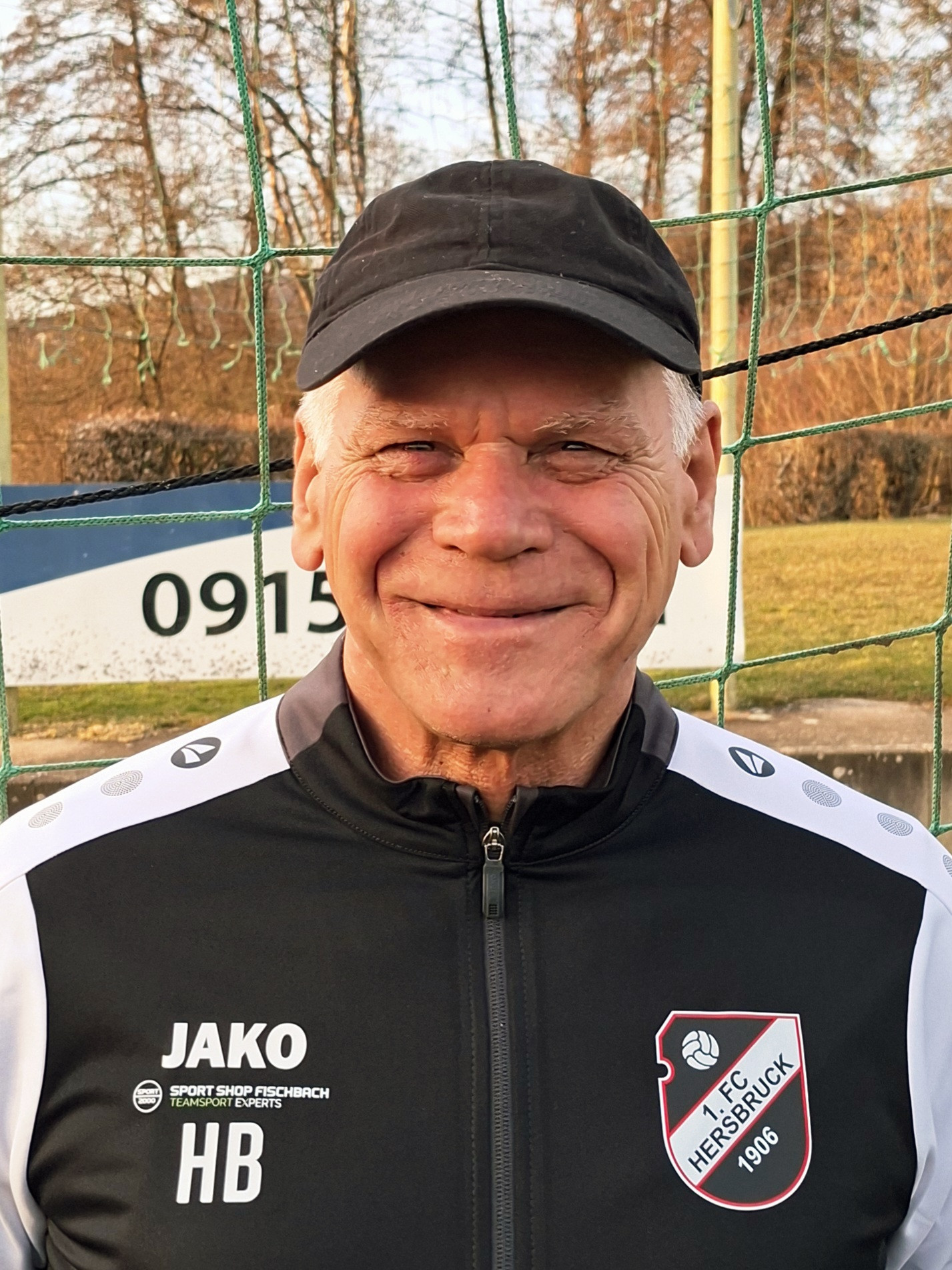 Trainer des FC Zirndruck auf dem Sportplatz mit JAKO Trainingsjacke