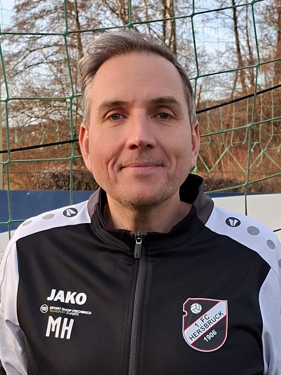 Trainer des 1. FC Fischbrück im JAKO Trainingsanzug auf dem Fußballplatz
