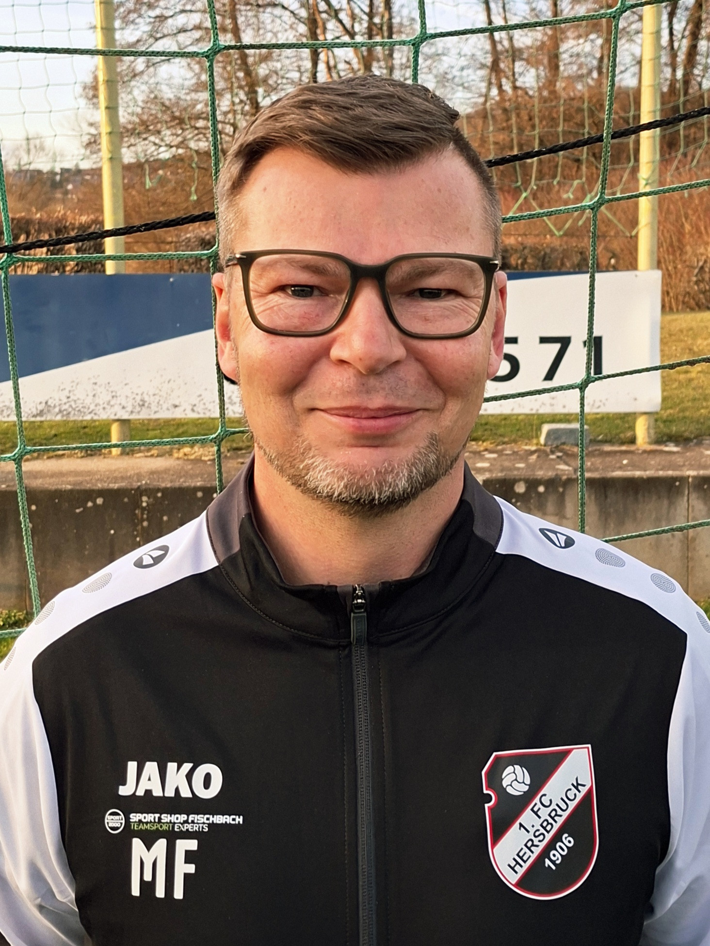 Trainer des 1. FC Eislingen auf dem Sportplatz mit JAKO Trainingsjacke