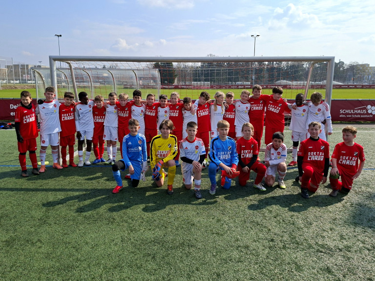 E-Jugend 1. FC Nürnberg vs. 1. FC Heidenheim am 21.03.2026 – Mannschaftsfoto Gruppenfoto der E-Jugend-Teams vom 1. FC Nürnberg und 1. FC Heidenheim am 21.03.2026 auf dem Fußballplatz