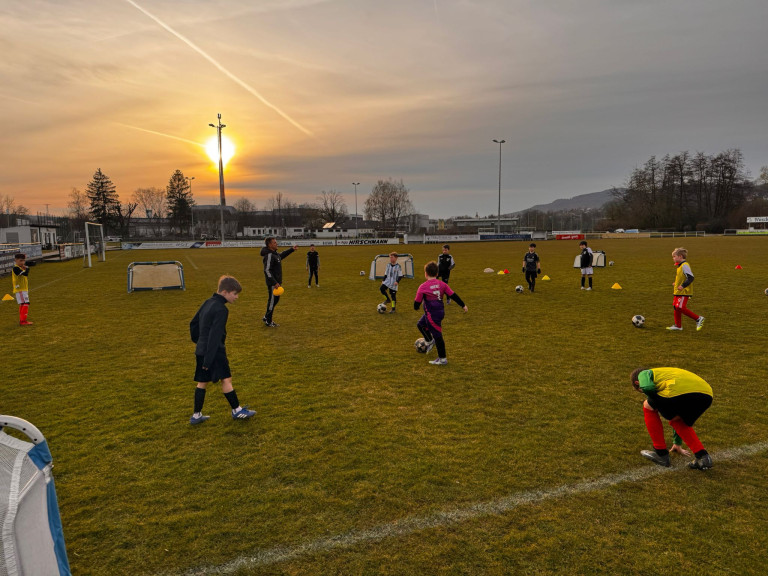 Fußballtraining für Kinder am Abend auf dem Sportplatz am 26. März 2026 Kinder beim Fußballtraining auf dem Sportplatz bei Sonnenuntergang, aufgenommen am 26.03.2026