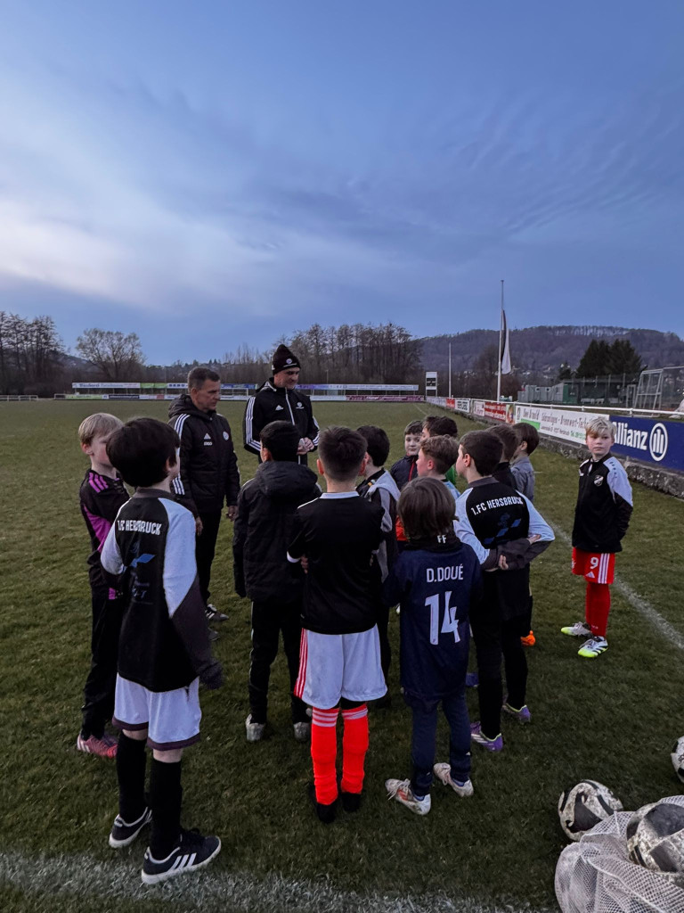 Fußballtraining beim 1. FC Neresheim – Kinder und Trainer auf dem Sportplatz am Abend Kinder und Trainer beim Fußballtraining des 1. FC Neresheim auf dem Sportplatz am Abend