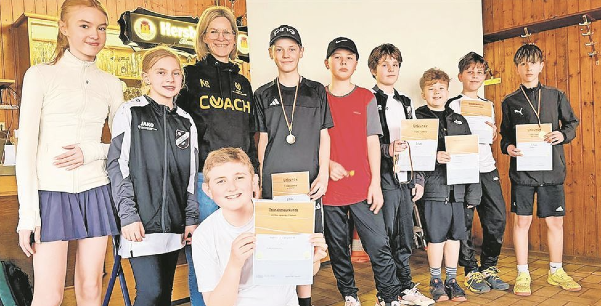 Jugendliche Sportmannschaft mit Urkunden und Medaillen bei einer Siegerehrung am 03.04.2026