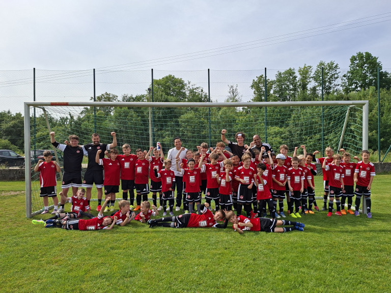 Jugendfußballmannschaft mit Trainern – Gruppenfoto auf dem Sportplatz am 02.06.2026 Gruppenfoto einer Jugendfußballmannschaft mit Trainern auf dem Sportplatz am 02.06.2026