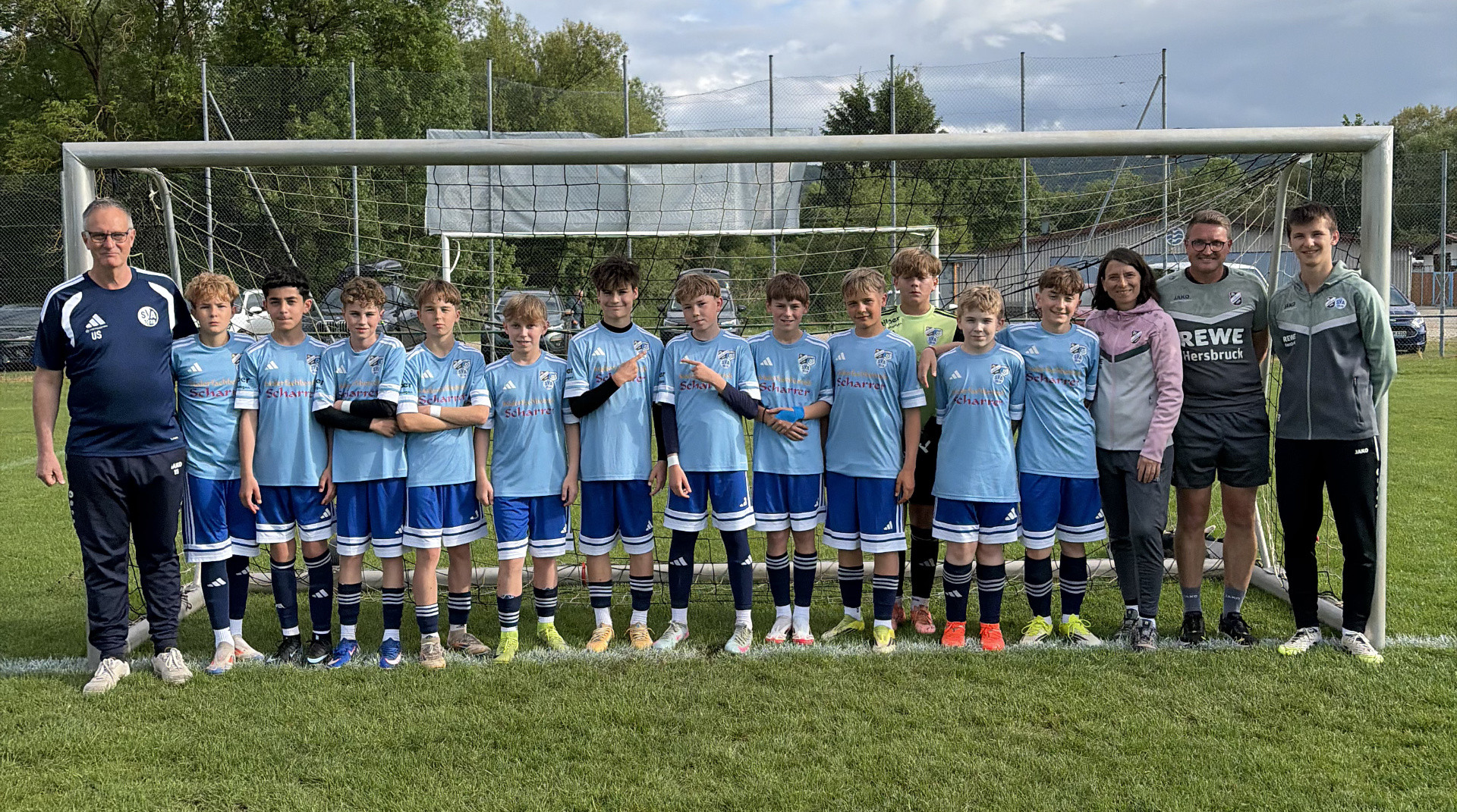 Mannschaftsfoto der D1-Jugendfußballmannschaft auf dem Sportplatz