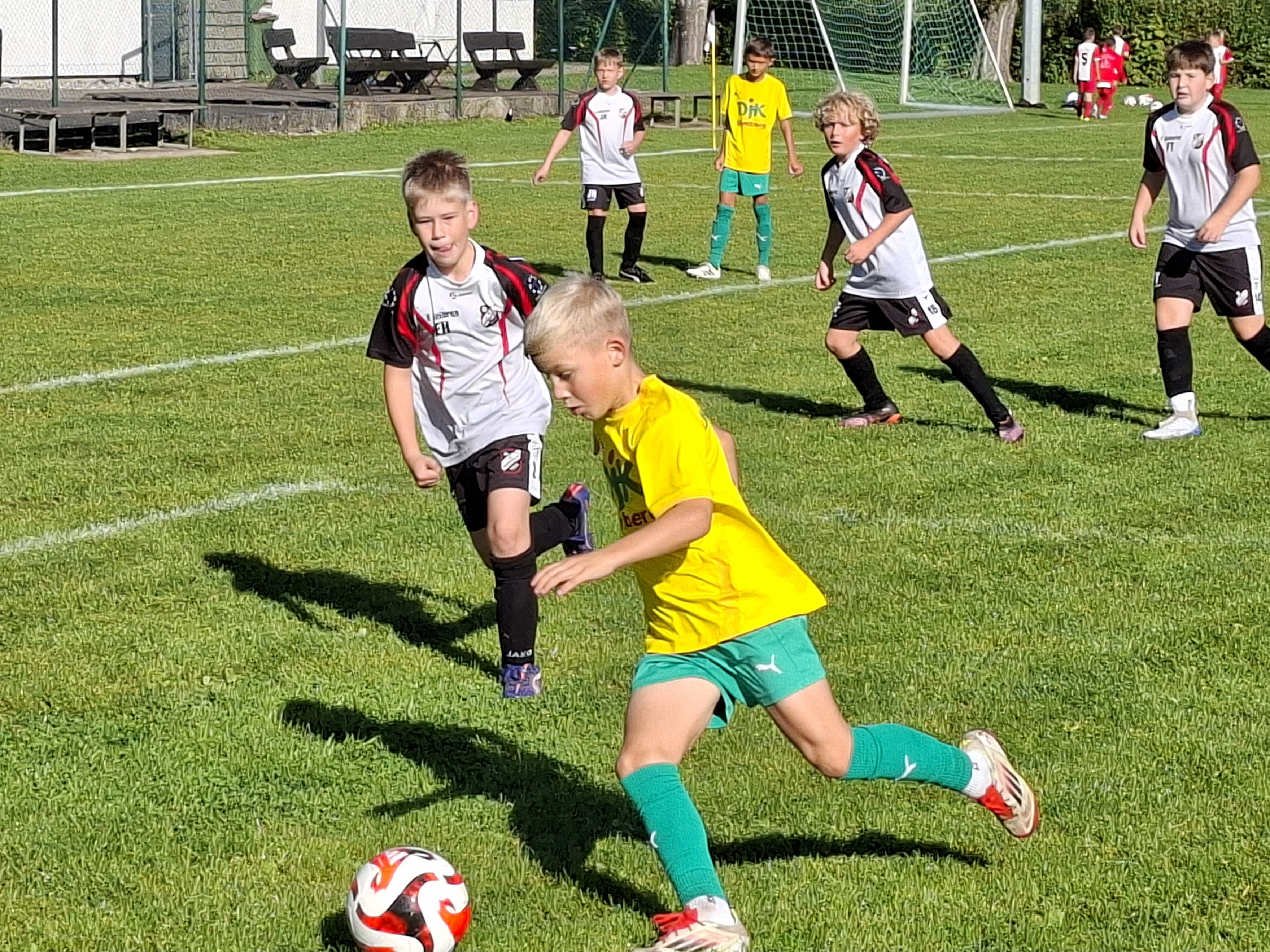 Kinder spielen Fußball bei einem Jugendturnier am 20.09.2025