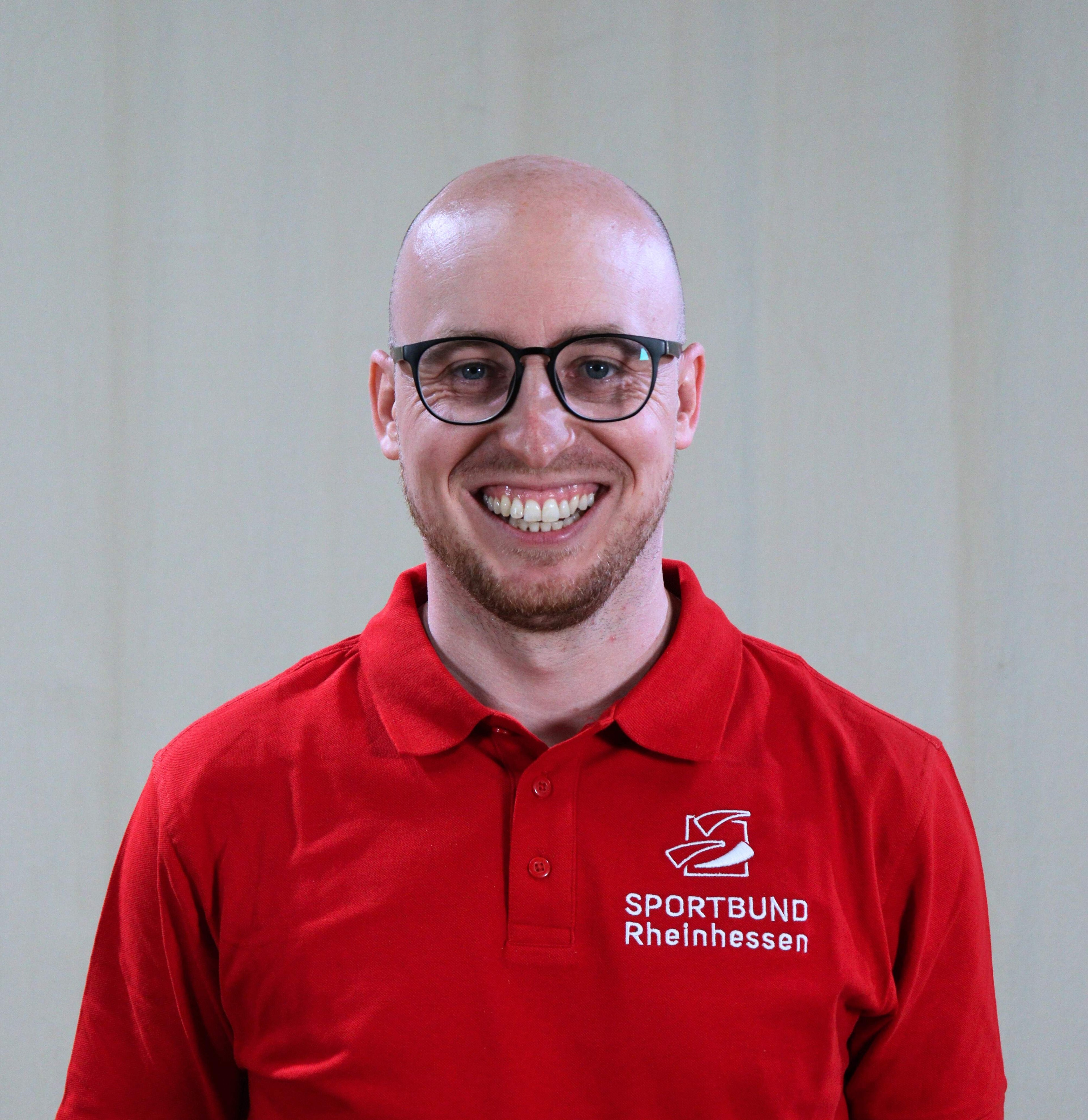 Alex im roten Sportbund Rheinhessen Polo-Shirt
