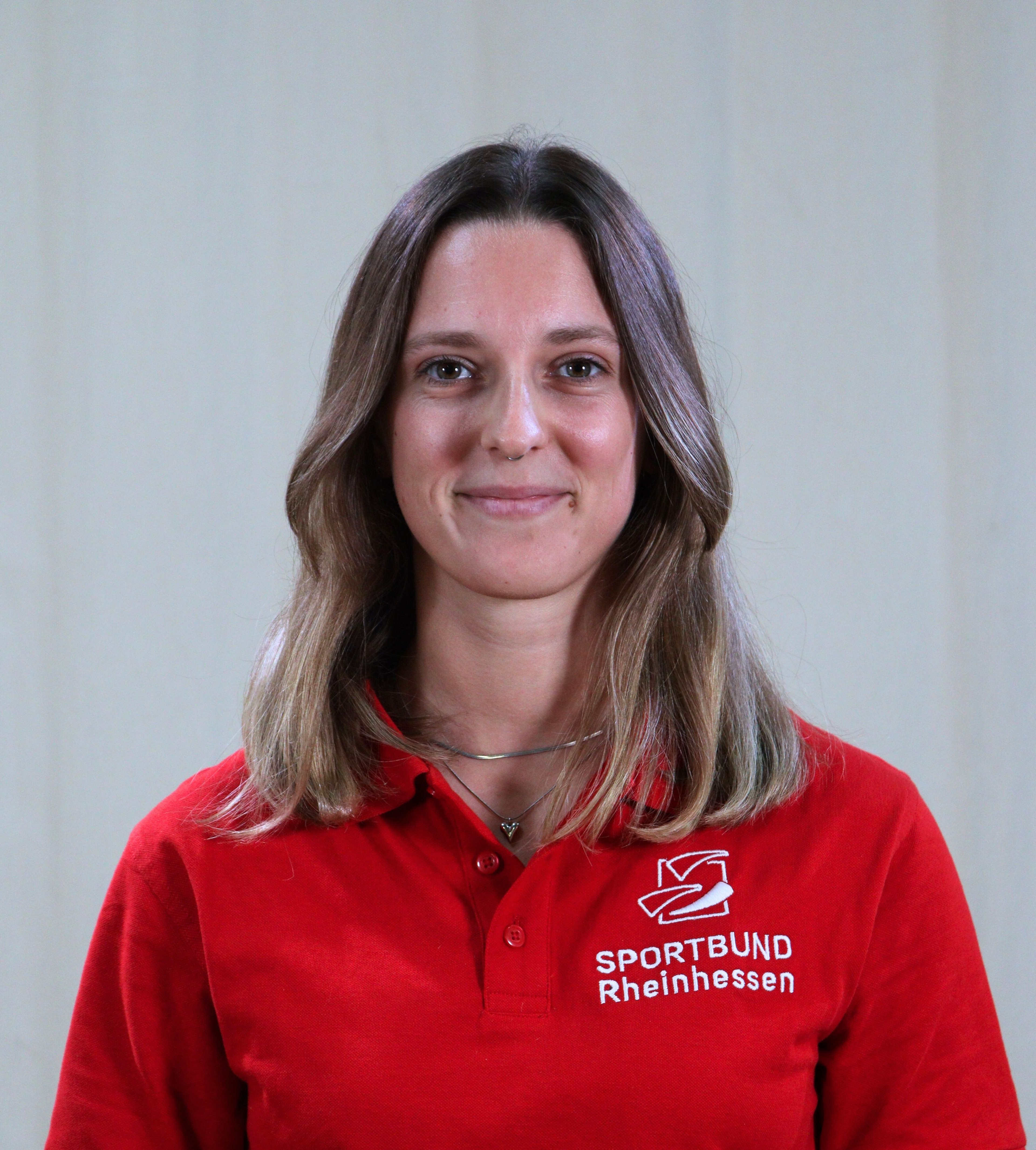 Jasmin vom Sportbund Rheinhessen in rotem Polo-Shirt