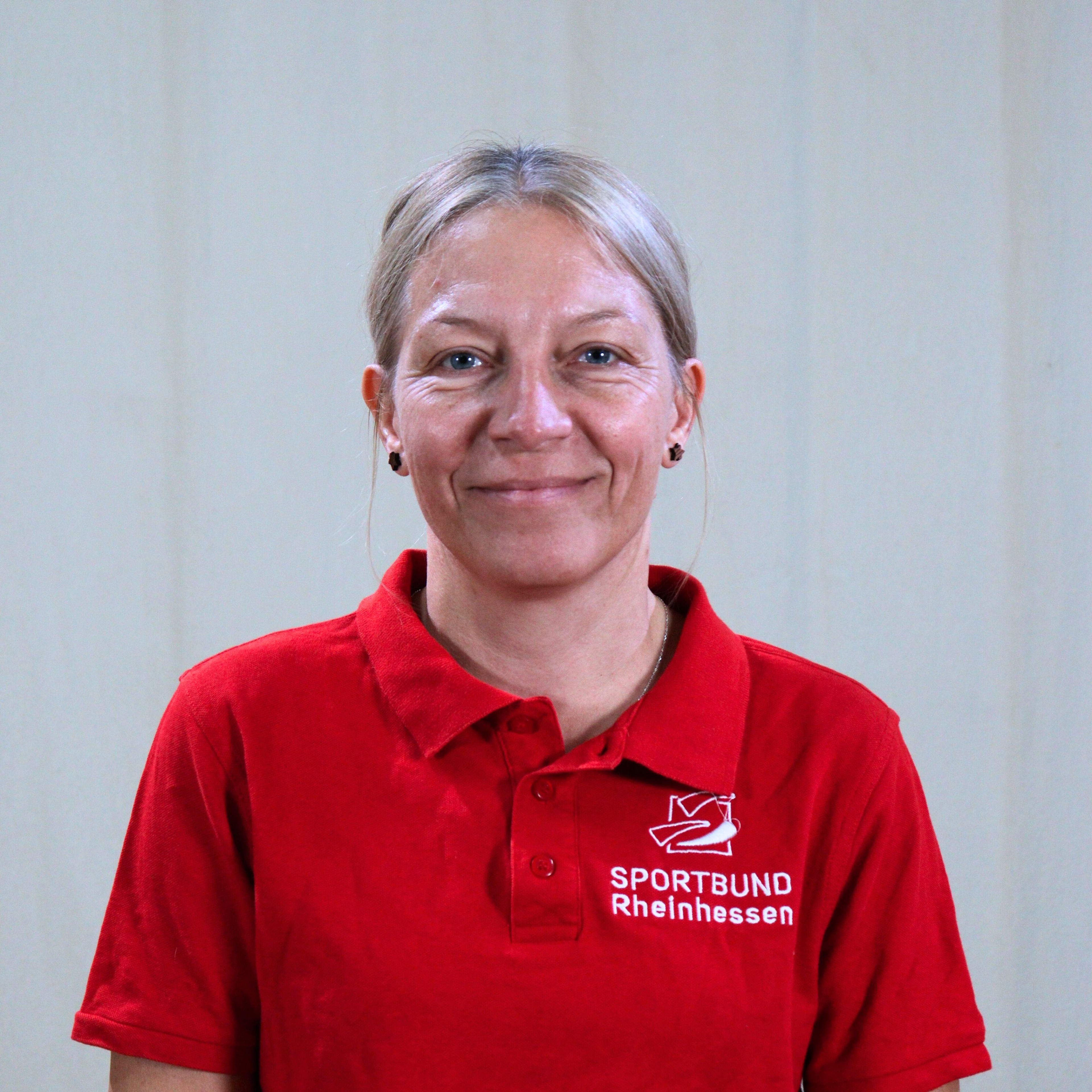 Katrin im roten Sportbund Rheinhessen Polo-Shirt