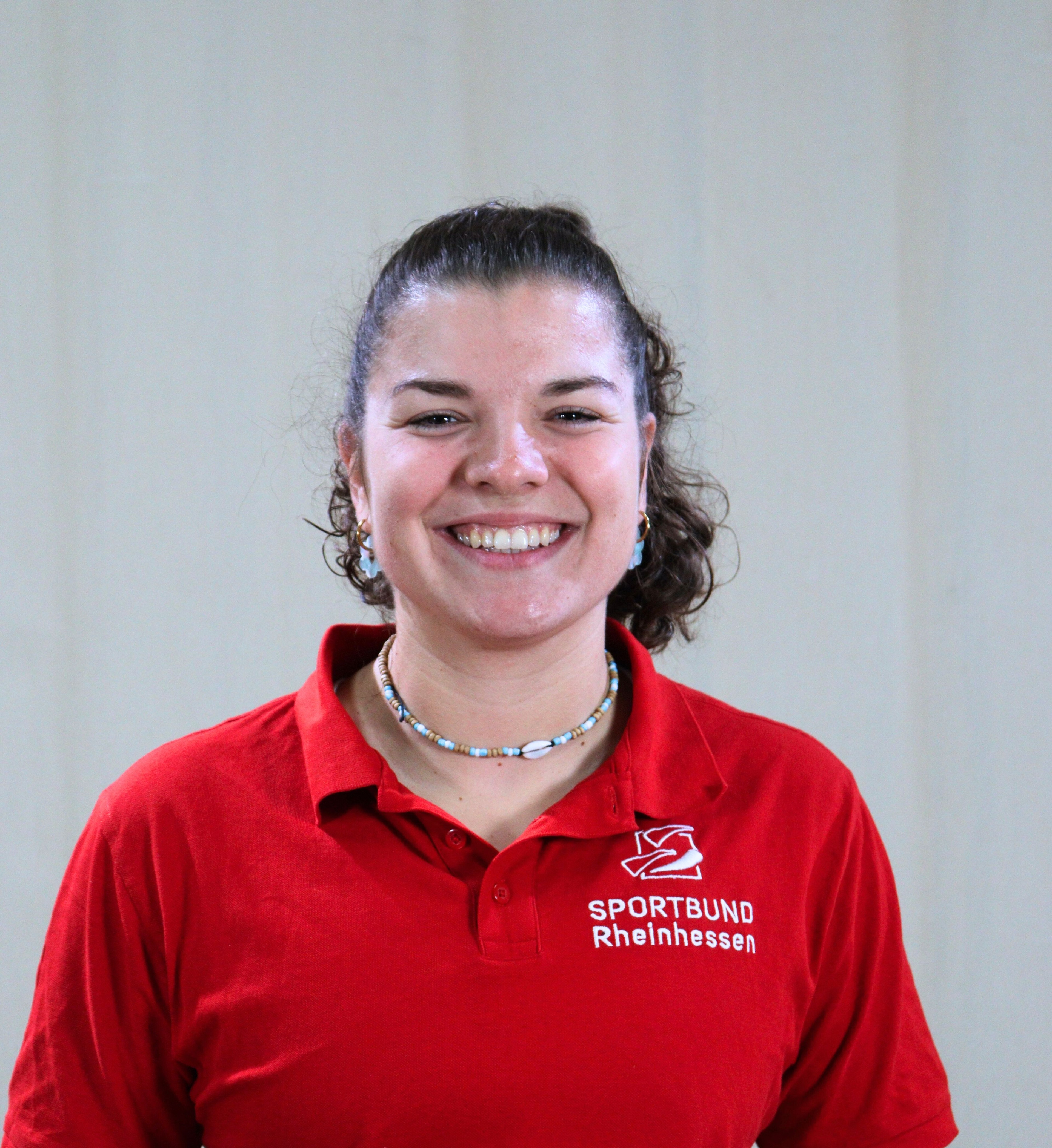 Lisa im roten Sportbund Rheinhessen Shirt vor neutralem Hintergrund