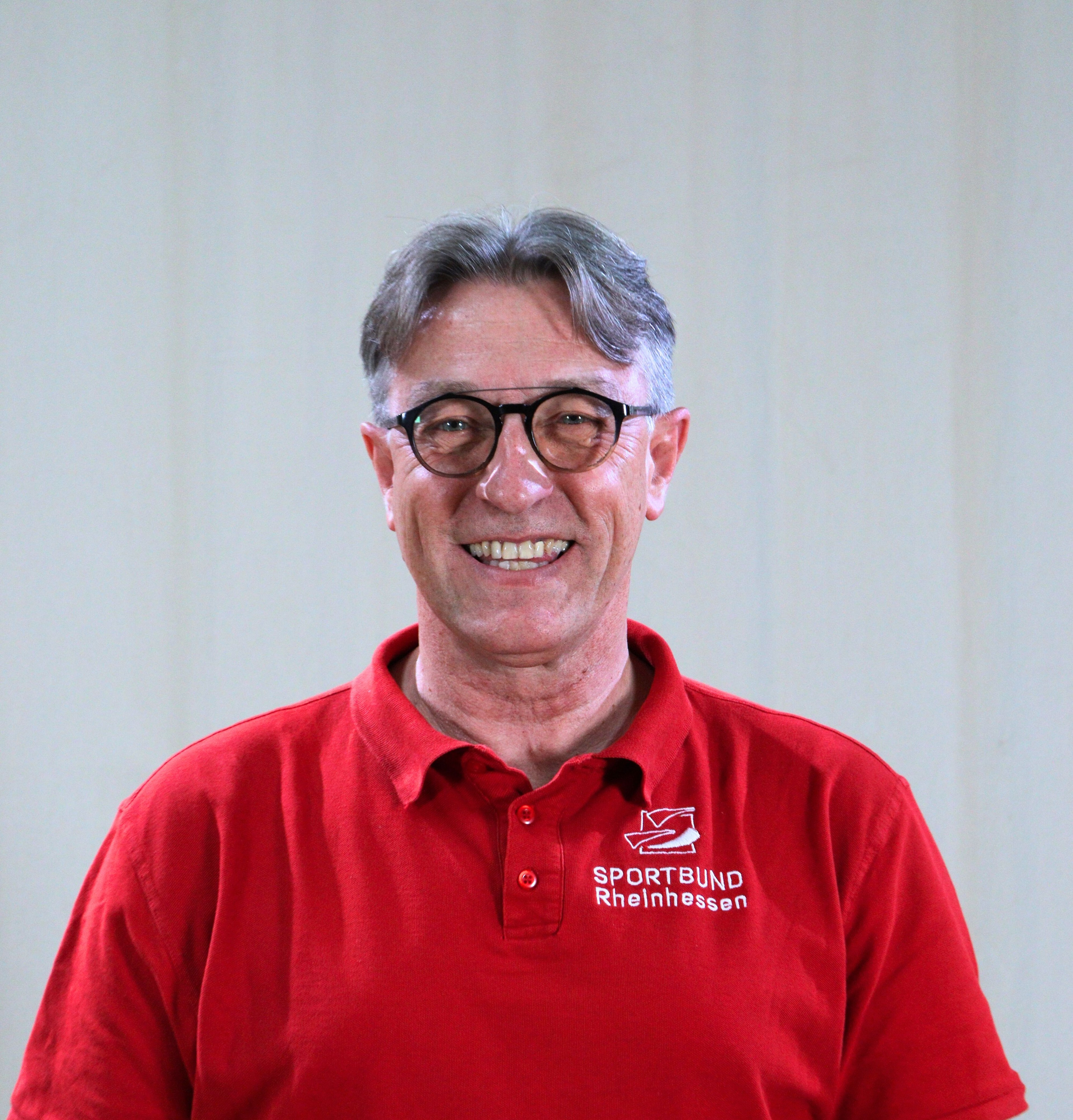 Stefan mit rotem Sportbund Rheinhessen Polo-Shirt