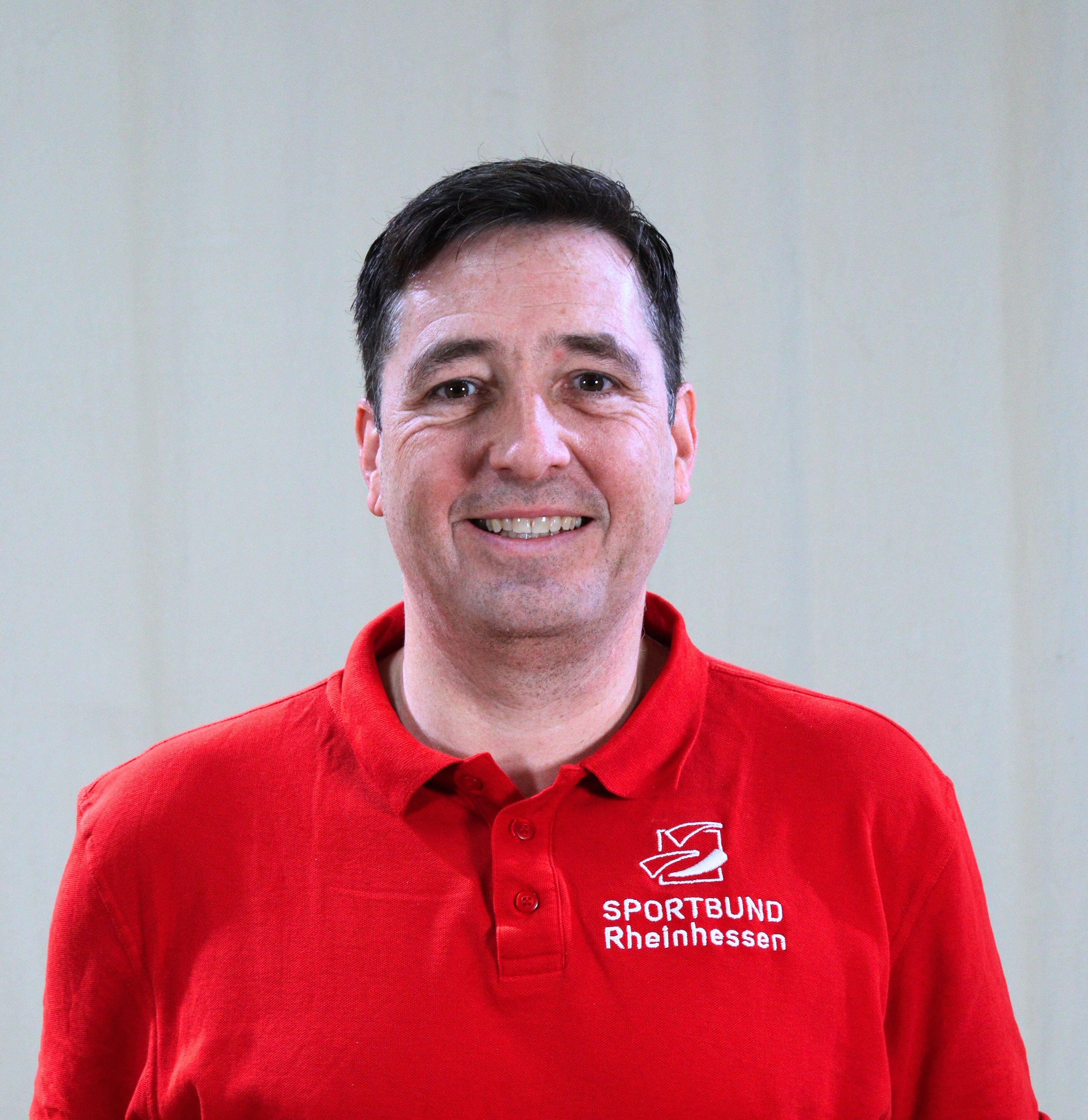 Thorsten vom Sportbund Rheinhessen im roten Polo-Shirt