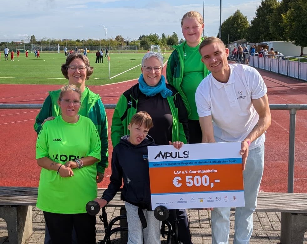Scheckübergabe der Inpuls-Prämie an LAV Flummis Gau-Algesheim auf dem Sportplatz