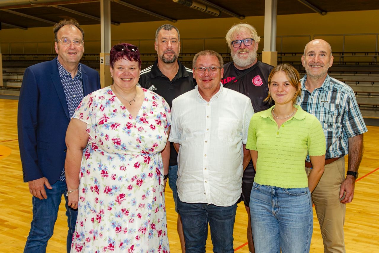 Gruppenfoto von mehreren Personen in einer Sporthalle, hvrp-1