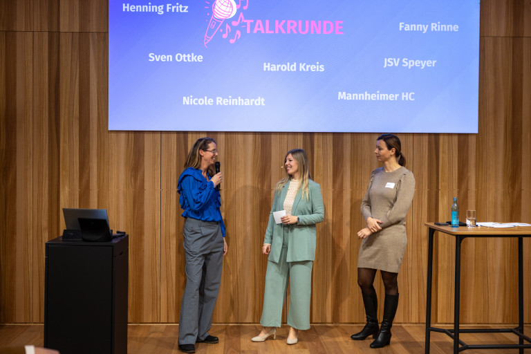 Talkrunde beim Kick-off Sportaward 2026 mit Teilnehmerinnen auf der Bühne, Themen und Namen wie Henning Fritz, Sven Ottke, Harold Kreis, Nicole Reinhardt, Fanny Rinne, JSV Speyer und Mannheimer HC auf der Leinwand