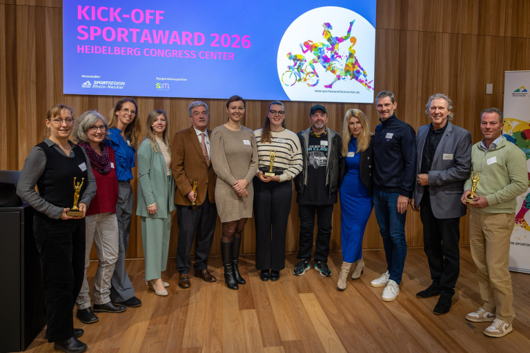 Gruppenfoto beim Kick-Off Sportaward 2026 im Heidelberg Congress Center, Teilnehmerinnen und Teilnehmer stehen gemeinsam vor der Bühne