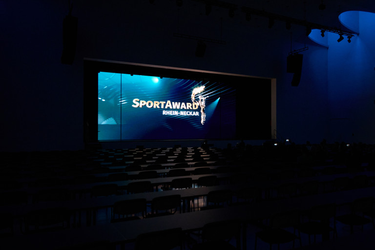 SportAward Rhein-Neckar in neuer Location – Blick auf die Bühne mit Logo und leeren Sitzreihen
