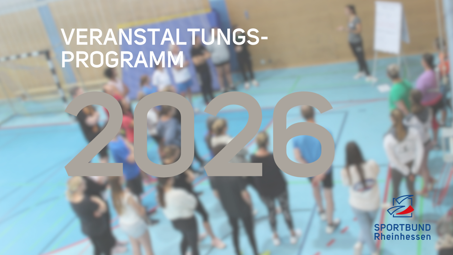Veranstaltungsprogramm 2026 – Gruppenbild in einer Sporthalle als Headerbild