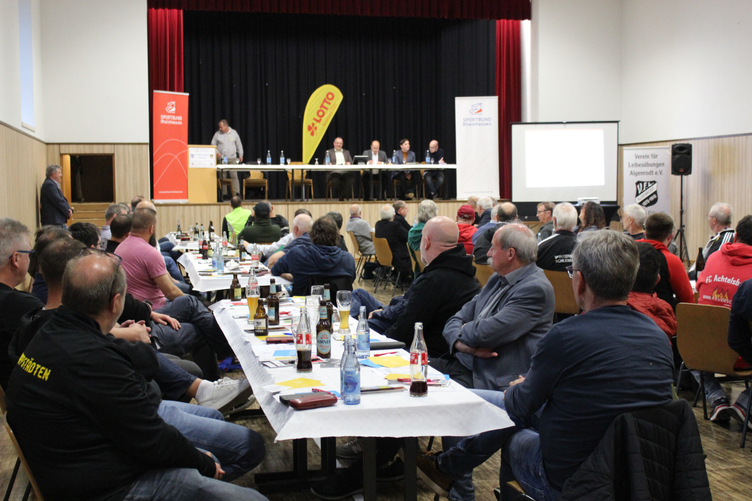 Versammlung des Sportkreises Tauberbischofsheim 2002 mit Podium und Teilnehmern im Saal