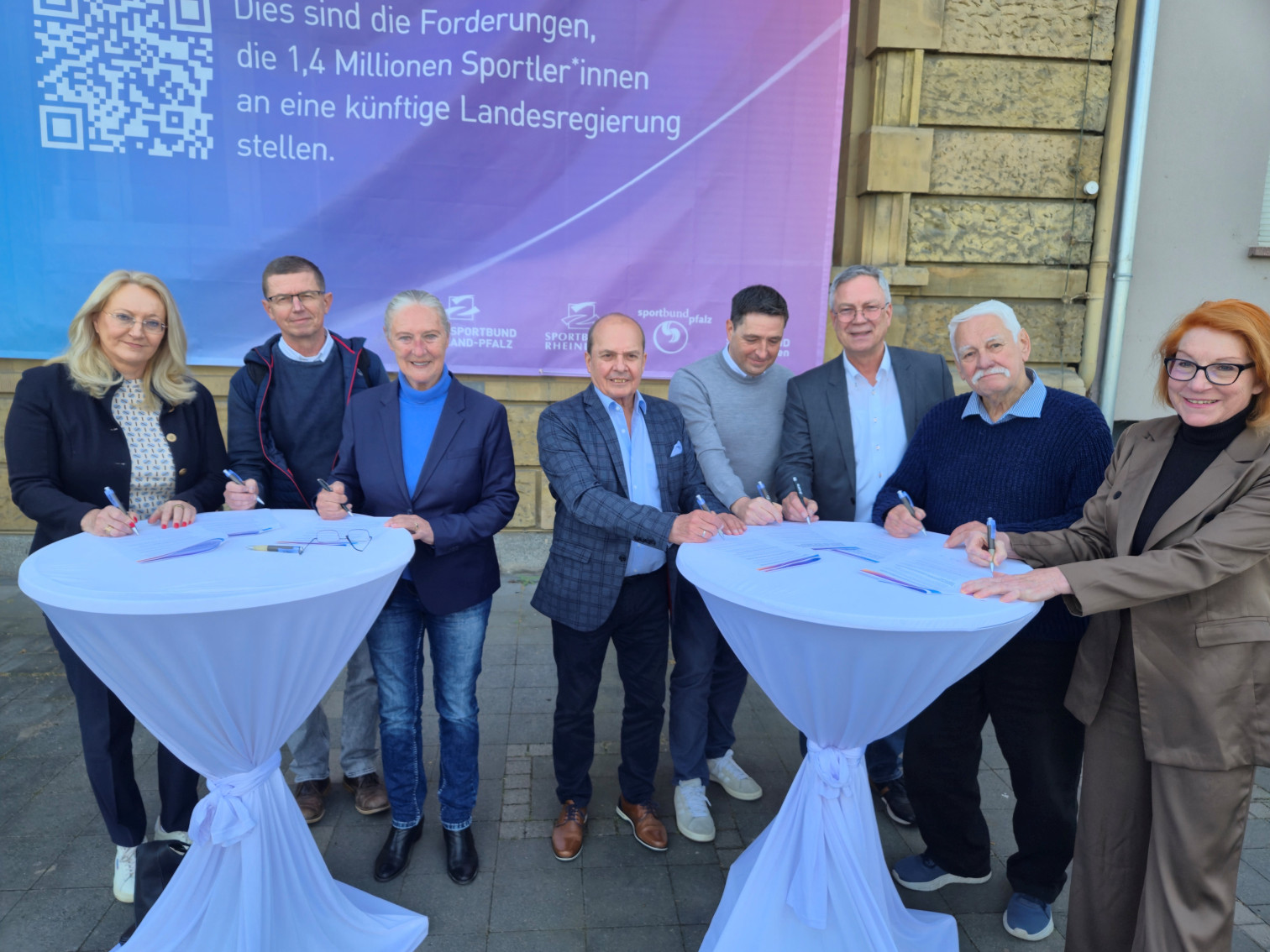 Unterzeichnung eines offenen Briefs durch mehrere Personen im Rahmen einer Sportbund Rheinland-Pfalz Veranstaltung