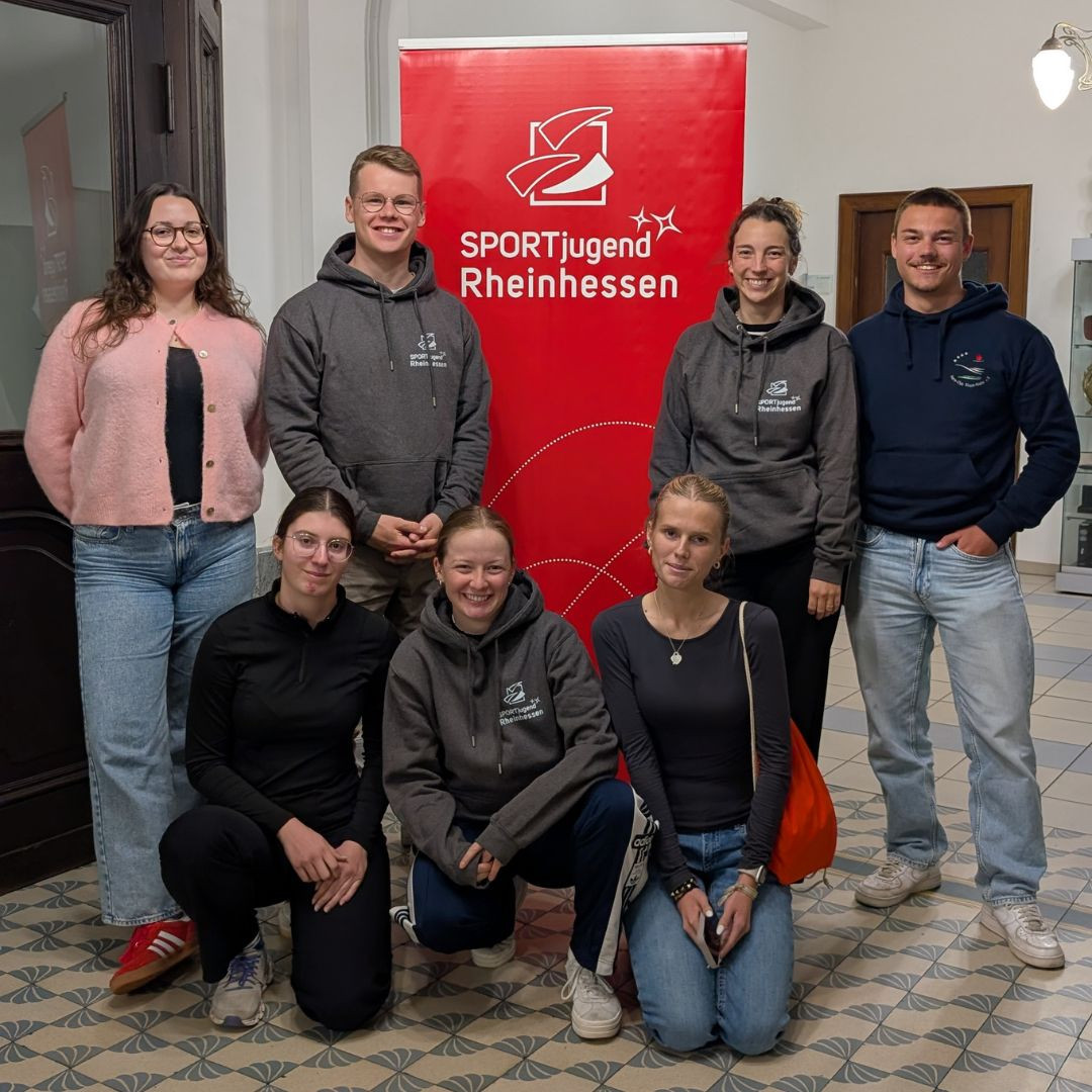 Gruppenfoto der SPORTjugend Rheinhessen am 16.04.2026 vor einem roten Banner
