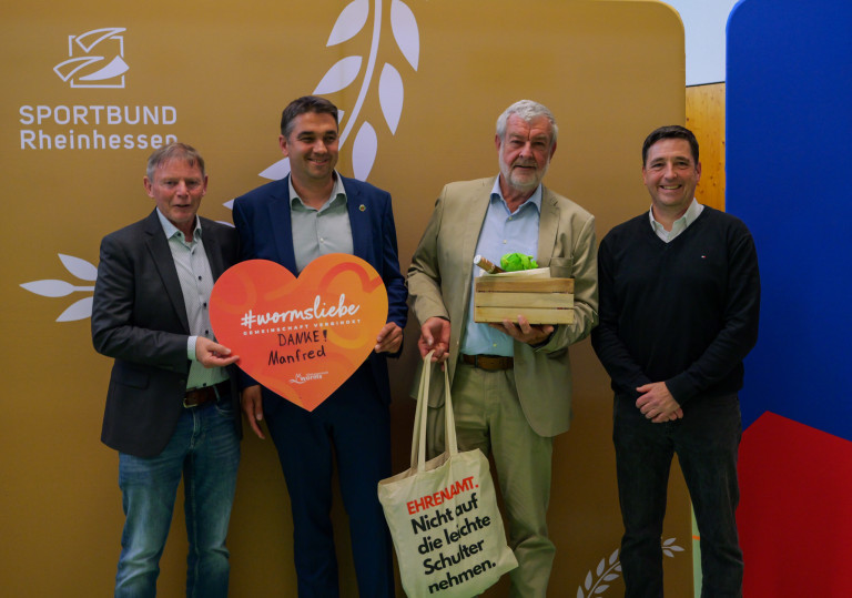 Abschied von Manfred Pfeiffer mit Geschenk und Herzschild bei Ehrenamtsveranstaltung in Worms
