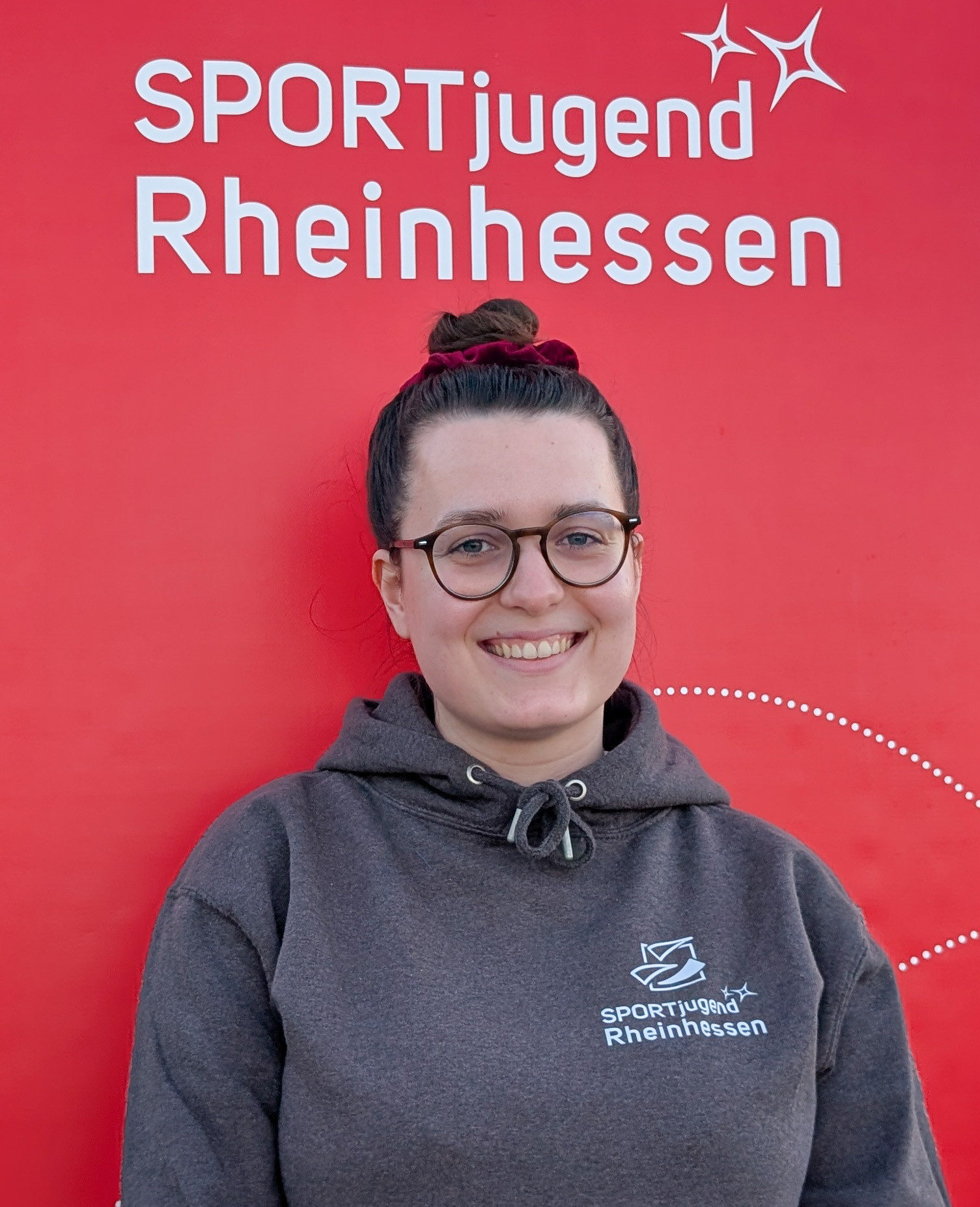 Mia Mesarec vor rotem Hintergrund mit Schriftzug Sportjugend Rheinhessen, Aufnahme vom 22.04.2026