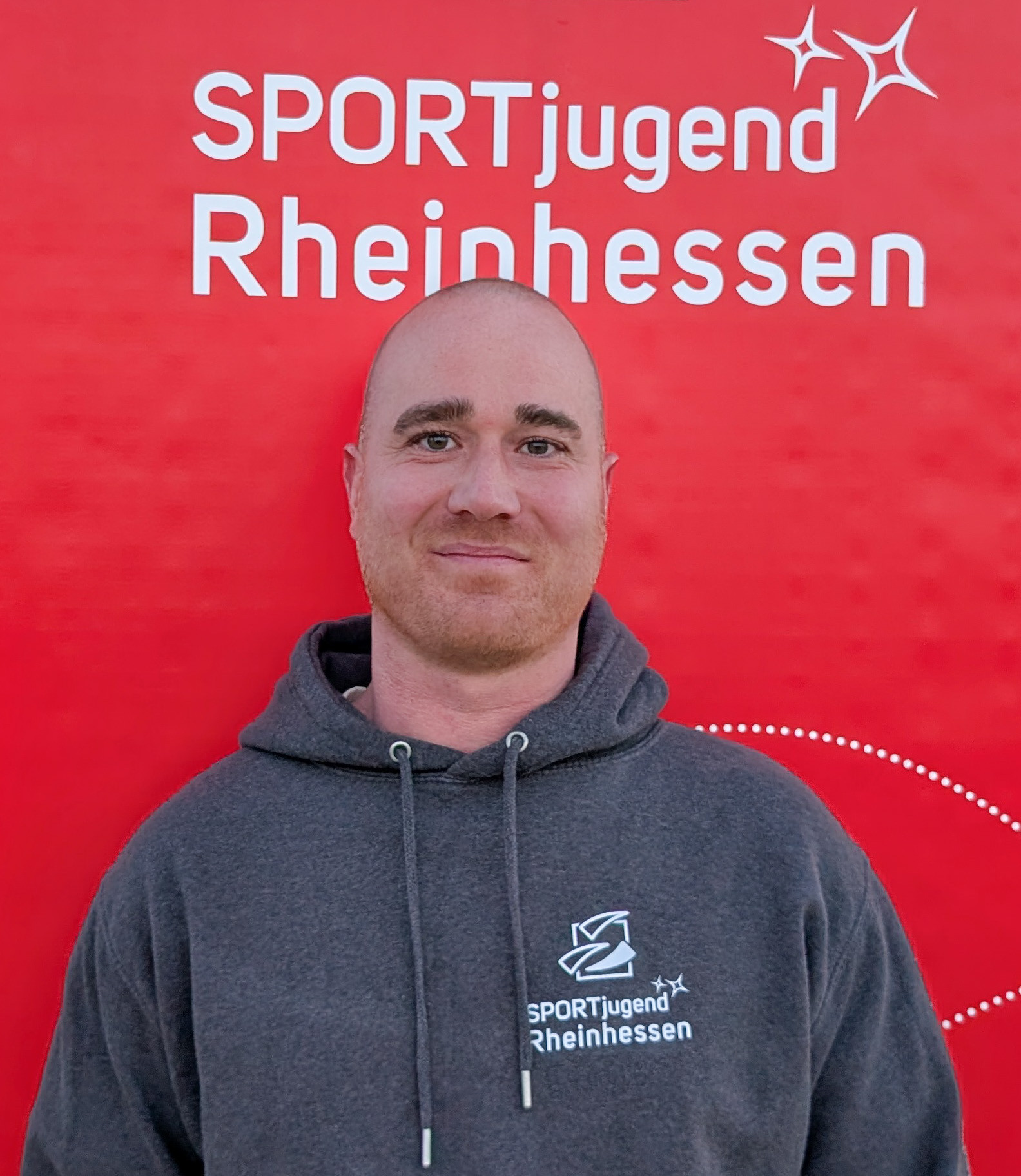 Christian Hessel vor SPORTjugend Rheinhessen Banner am 22.04.2026