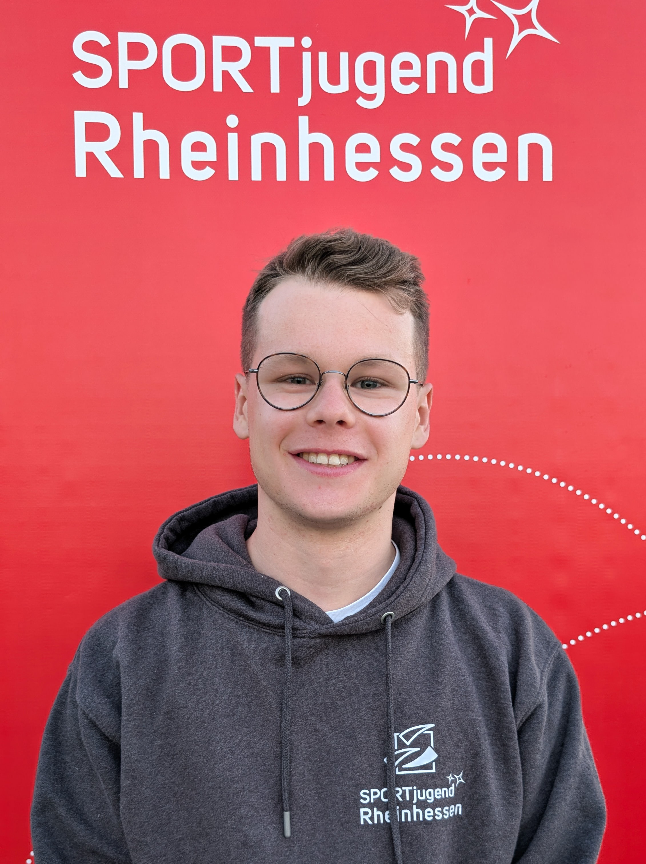 Felix Hachmeister vor rotem Hintergrund mit Schriftzug Rheinhessen am 22.04.2026
