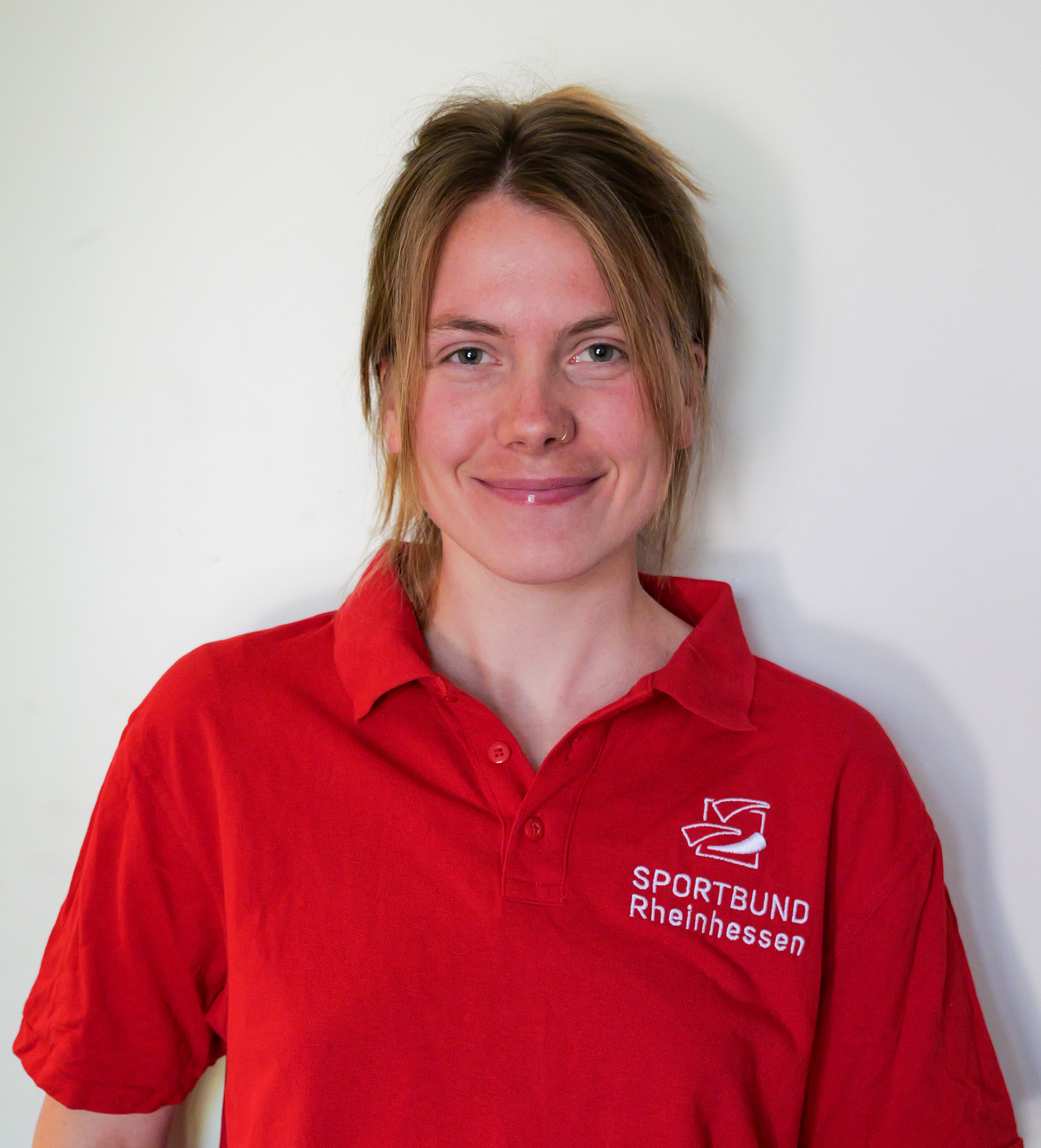 Lisa Kiefer im roten Sportbund Rheinhessen Poloshirt vor weißem Hintergrund