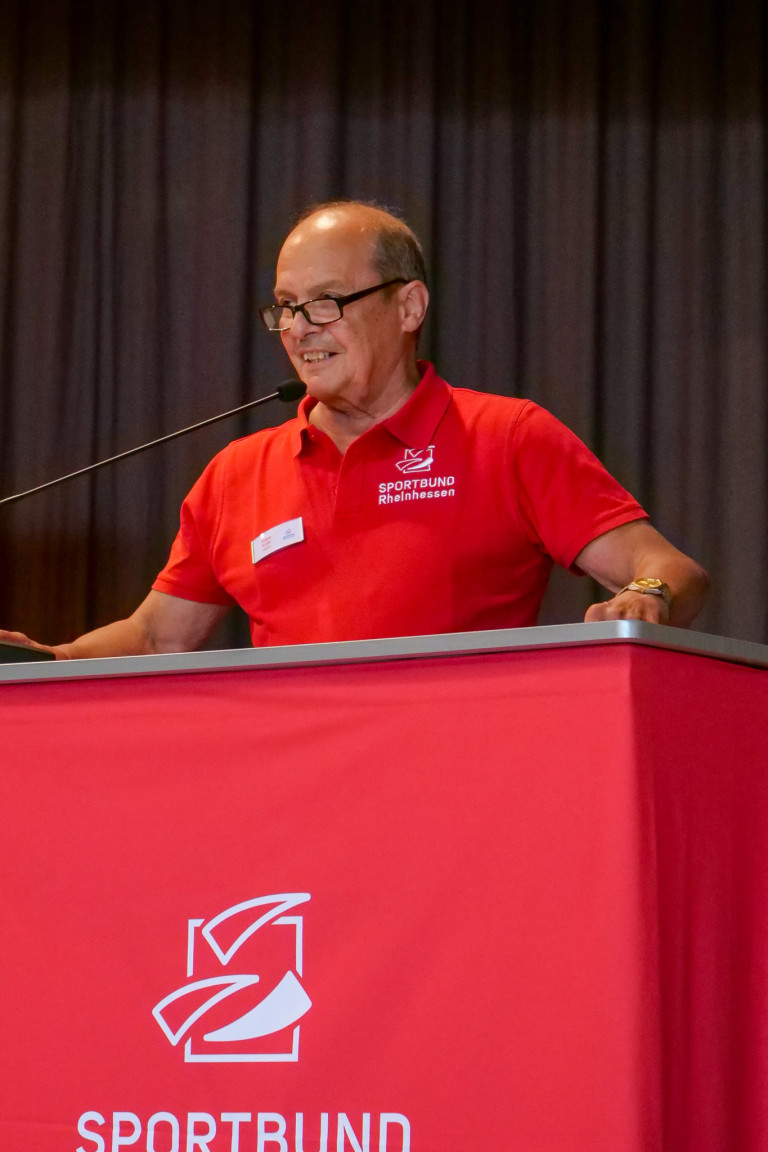 Redner am Pult bei einer Veranstaltung des Sportbund Rheinhessen