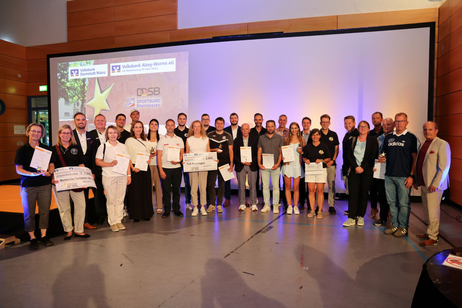 Gruppenfoto einer Preisverleihung des Sportbundes Rheinhessen am 20.08.2026 mit Sponsoren Volksbank Darmstadt Mainz und Volksbank Alzey-Worms eG